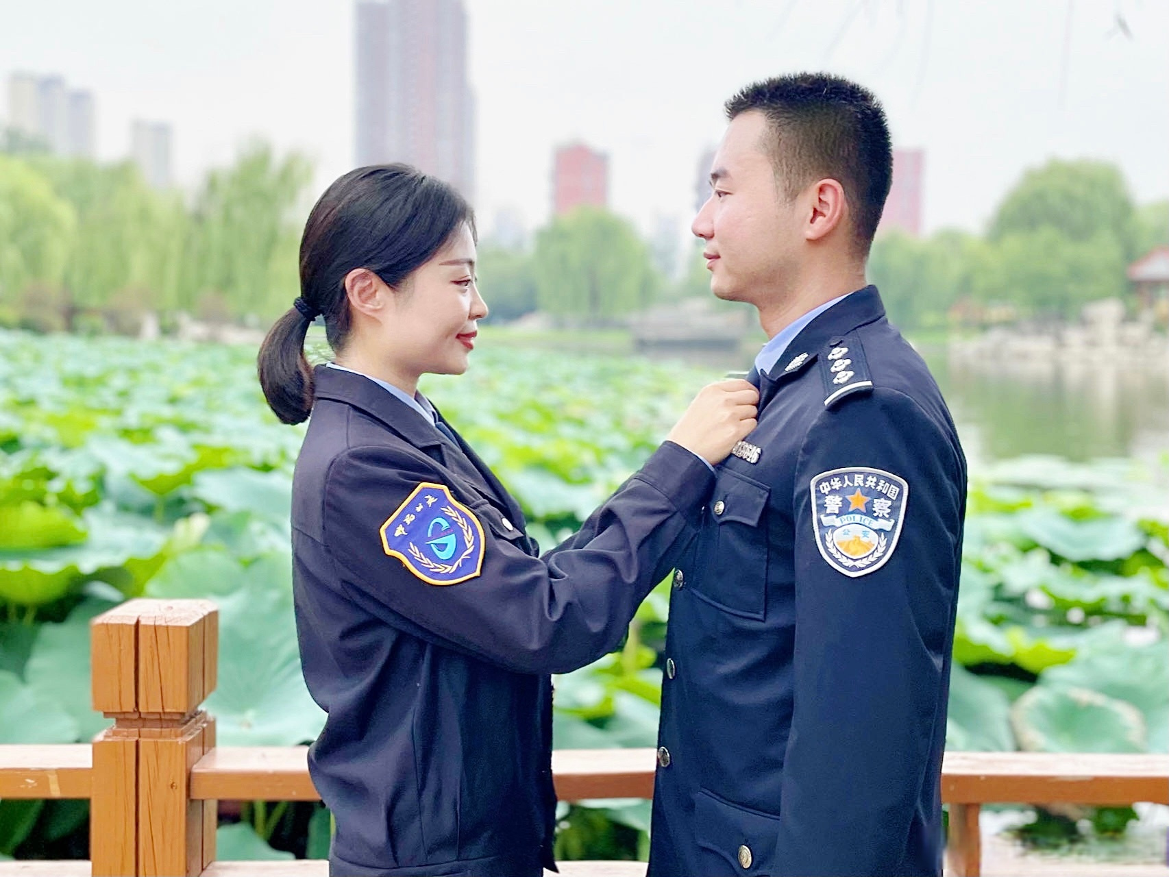 这些警察夫妻的话语中,透着对彼此的爱意,他们把美好的爱情,化做并肩