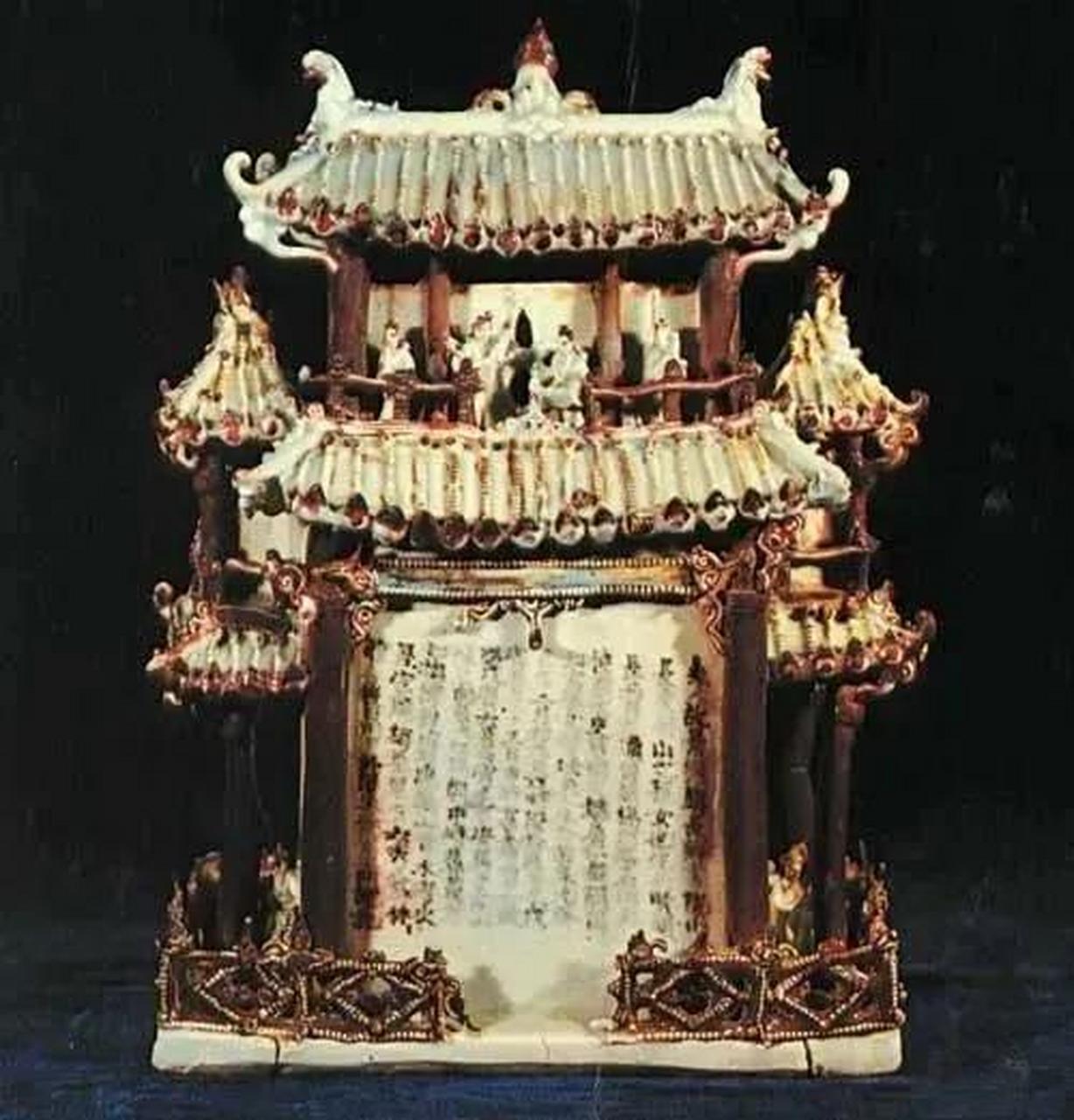 青花釉里红瓷仓(现藏江西省博物馆)  这是一件在景德镇出土的青花釉里