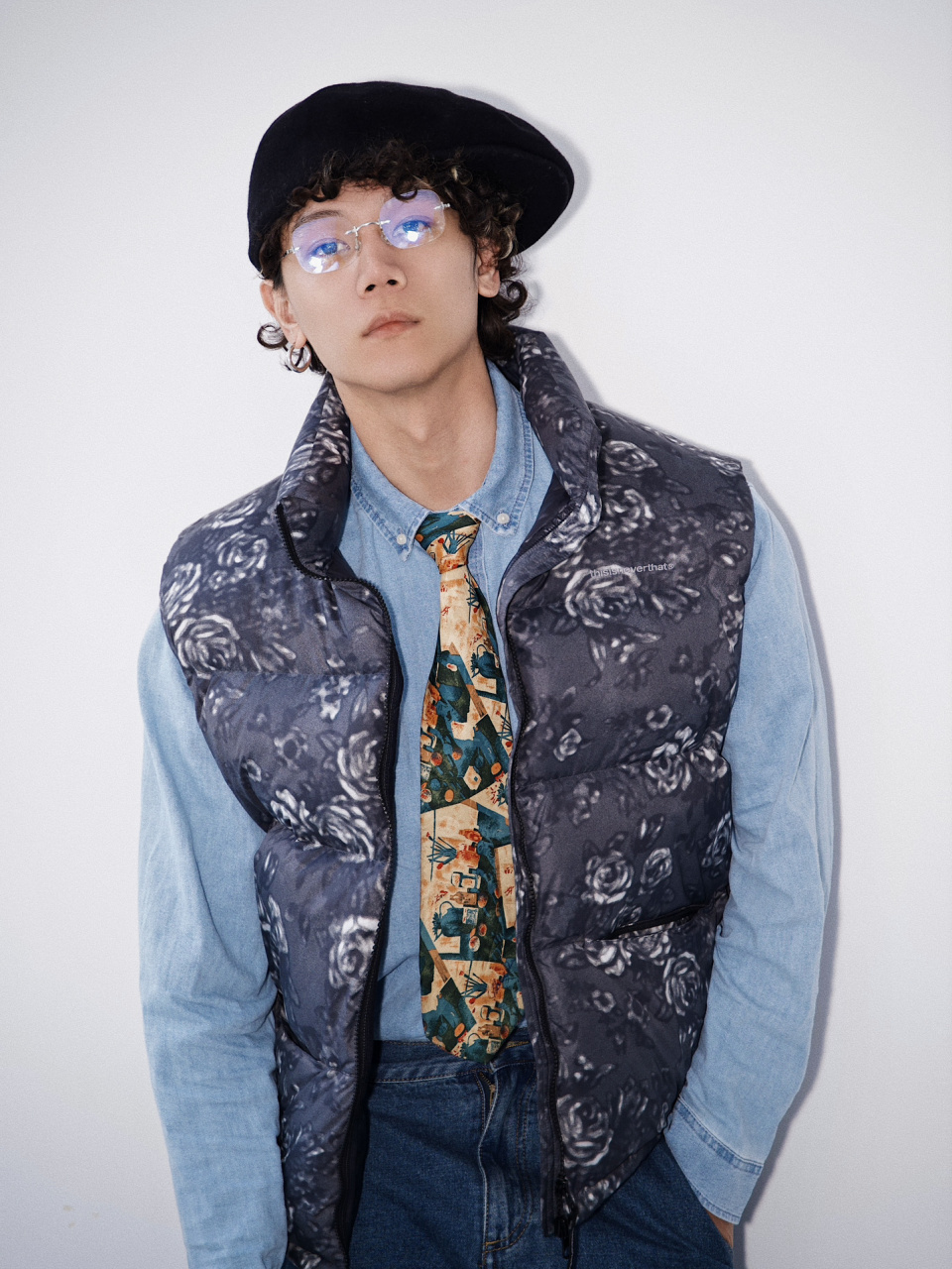 61 马甲:thisisneverthat 帽子:袋鼠 手表:versace 鞋子:vans joe