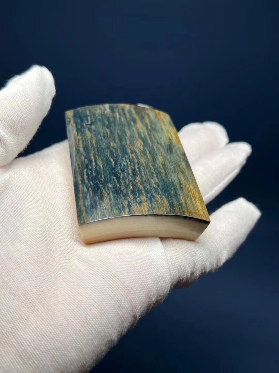 猛犸象牙蓝皮的形成 猛犸象牙蓝皮是经过上亿年的氧化形成的,通常蓝皮