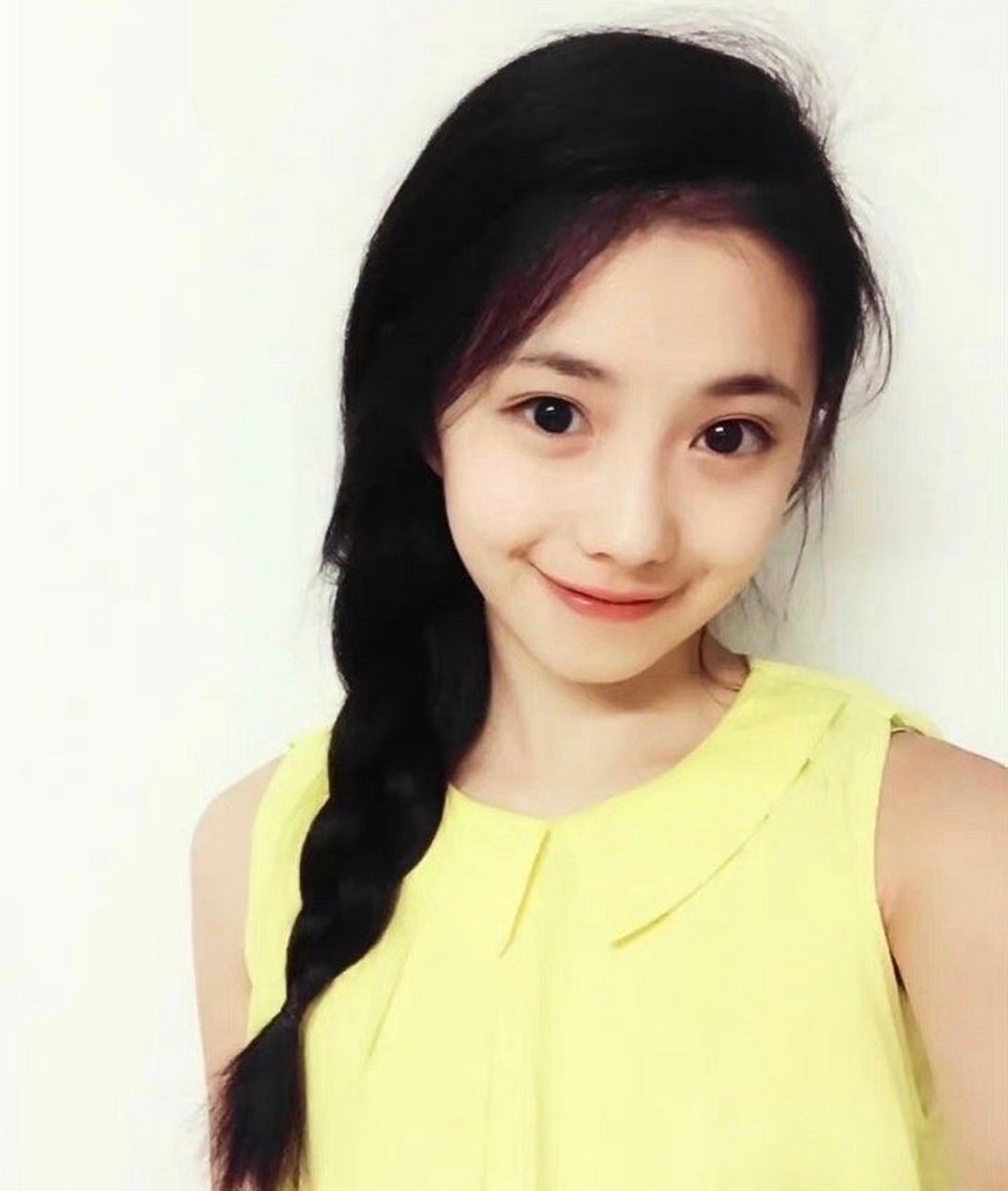 刘浩存小时候旧照,应该是纯天然的,等比例长大.