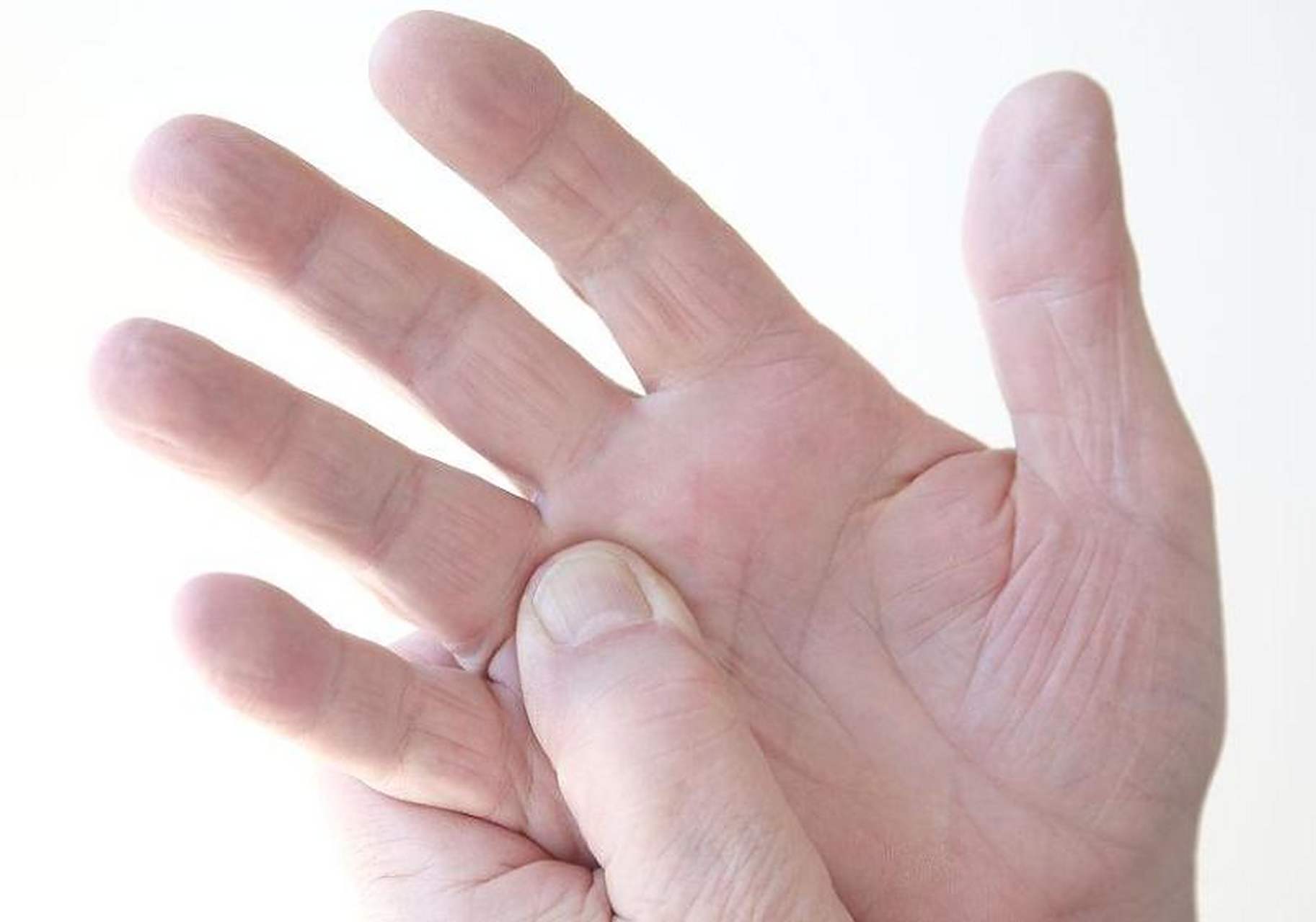 手指关节这3种痛,不是类风湿!  1,痛风的疼痛.