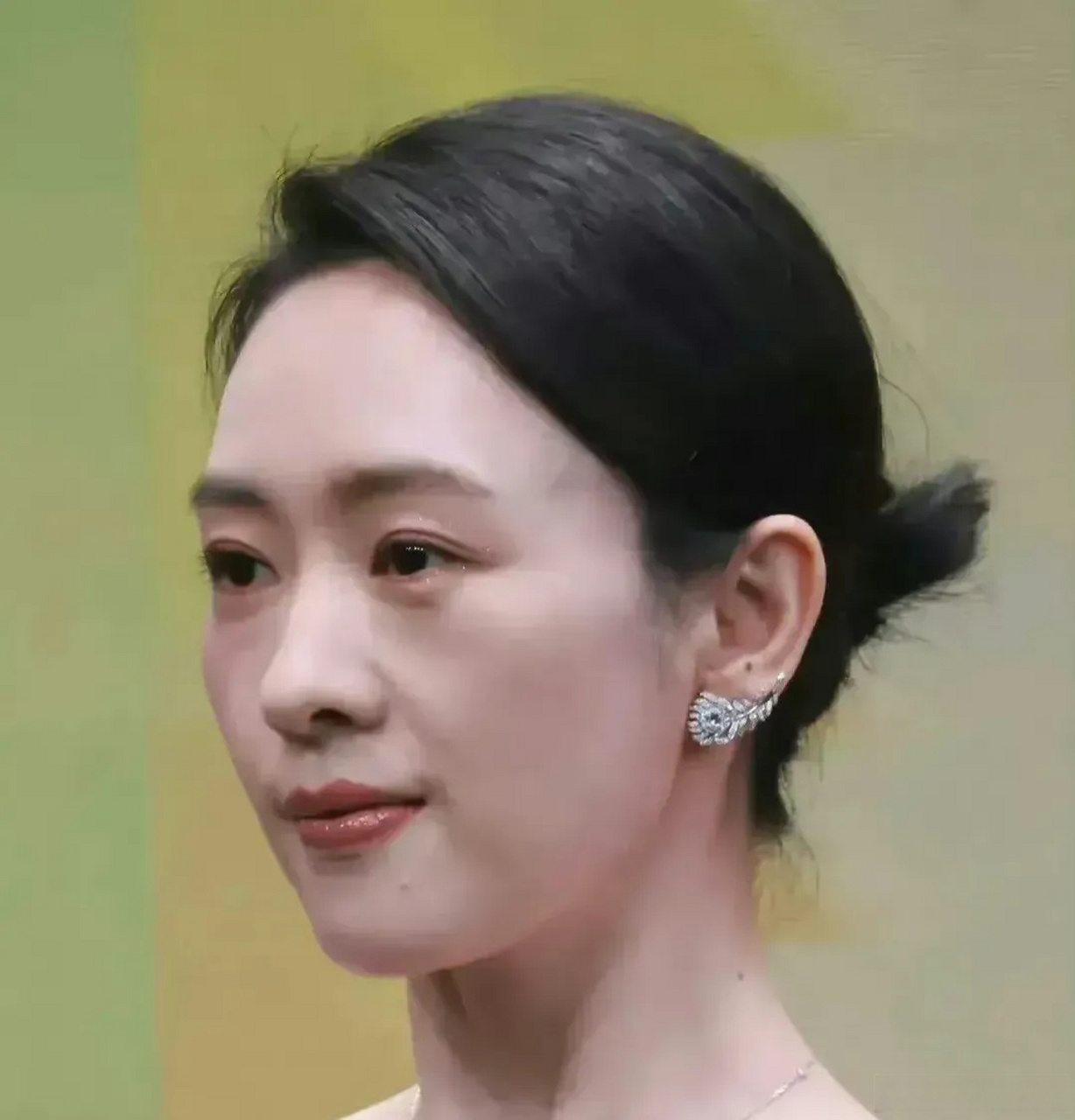 都说童瑶和章子怡长得像,但是论骨相章子怡还是好很多的吧?