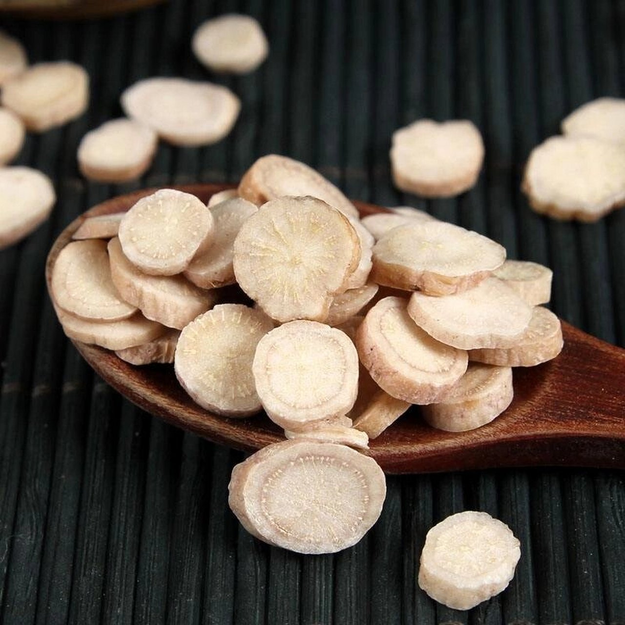 每日认识一味中药——白芍 【药用部位】毛茛科植物芍药的干燥根.