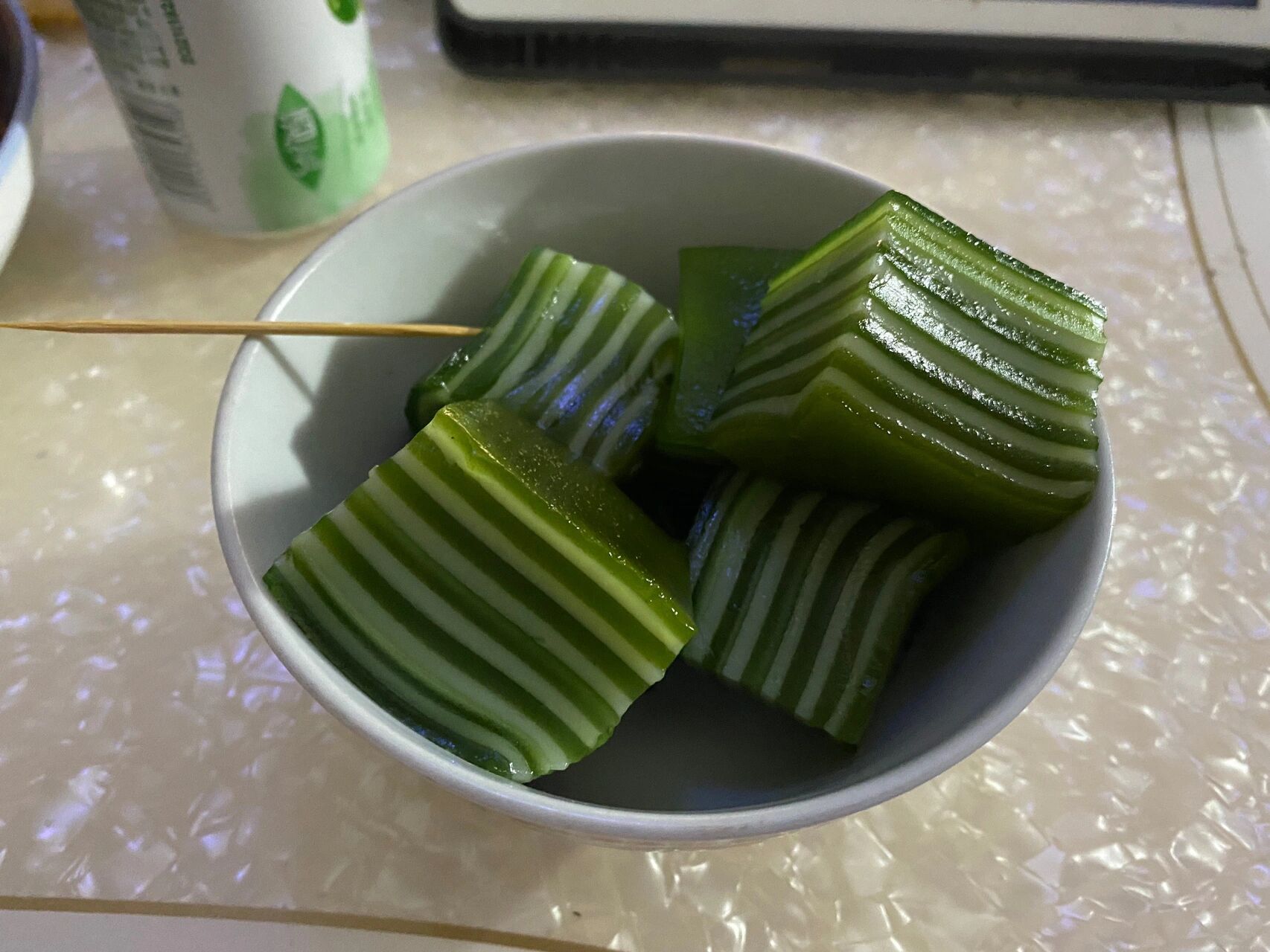 木薯粉版本的千层糕 绿色部分:我用的是新鲜的艾草打成汁.