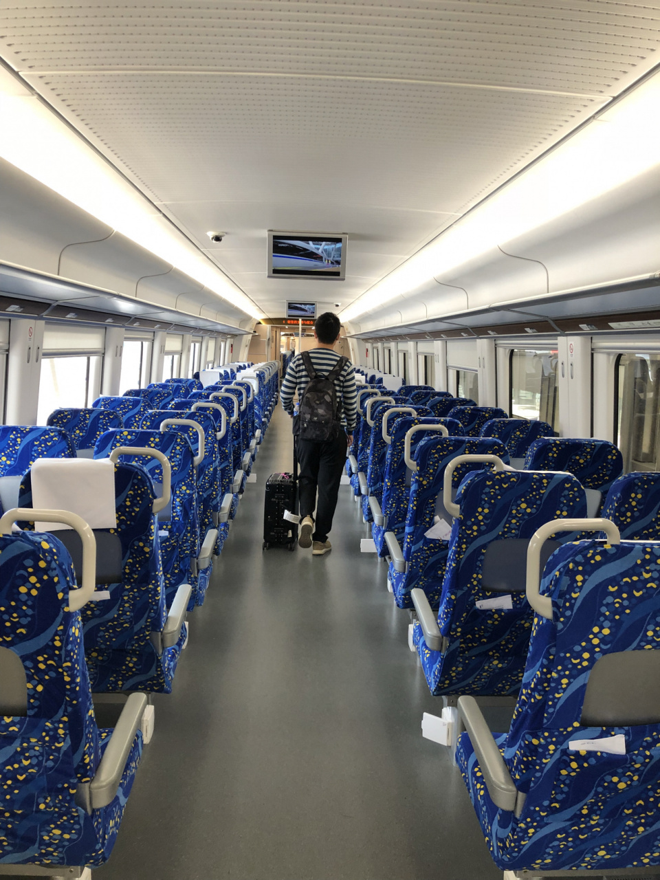 去珠海长隆的朋友们不要错过轻轨呀 没有开车的我们从广州南站高铁到