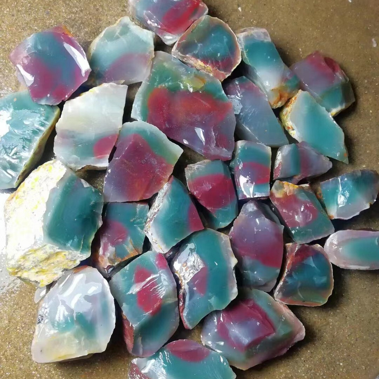 紫绿玛瑙(秦紫玉)原石过往价格 紫绿玛瑙(秦紫玉)发现于2013年,在当地