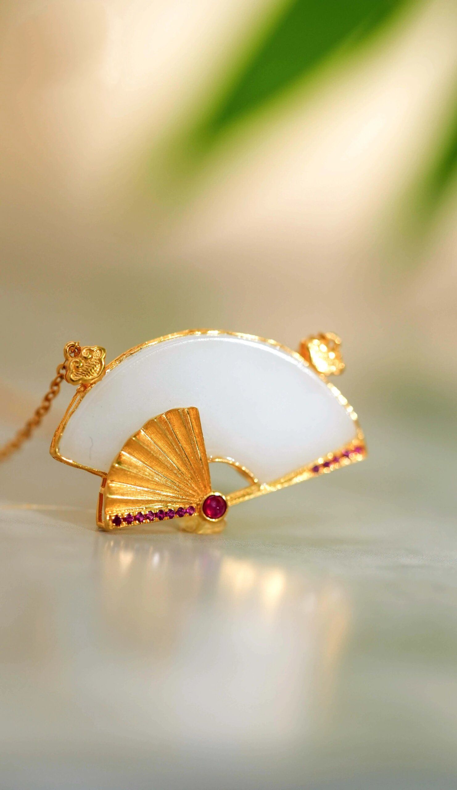 99白玉扇形吊坠:传递善良与美好的象征99 96扇子,自古以来就是