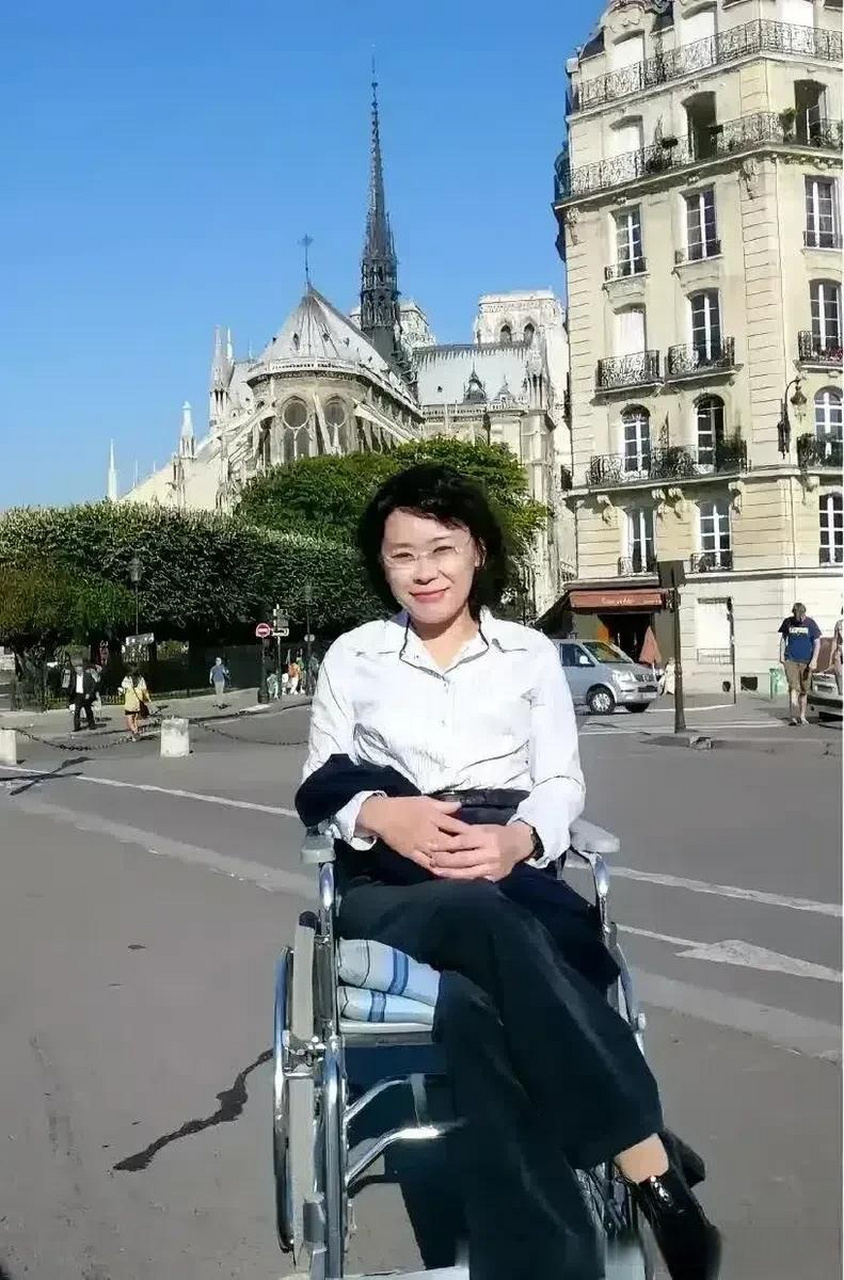 张海迪照片再成热议!翘二郎腿引质疑?