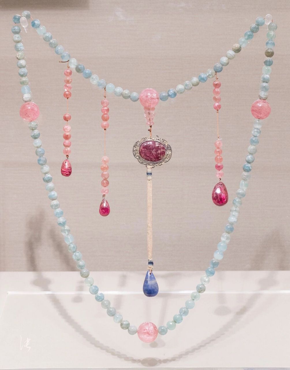 在200年前居然是爷们戴的 8715清代碧玺海蓝宝朝珠:辽宁省博物馆