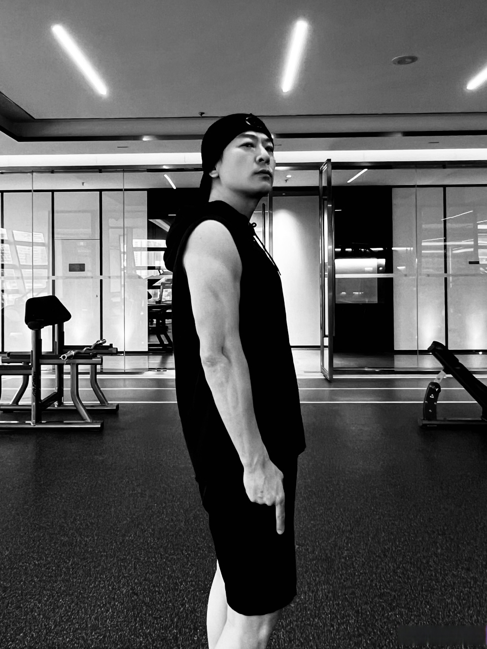 于毅# 赵吏瘦归瘦,不能没肌肉少吃多练,动起来啊[拳头][拳头][拳蚞