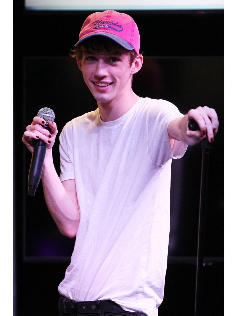 壁纸 | 2016年的戳爷 troye sivan visits hits 97.