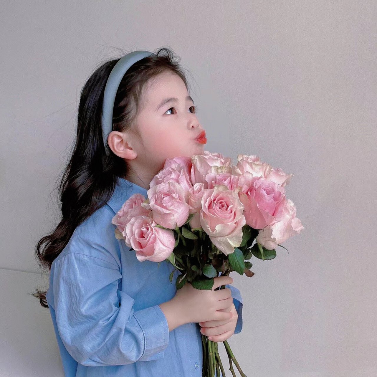 超火捧花女孩头像 06 招桃花的女生头像图片来自网络