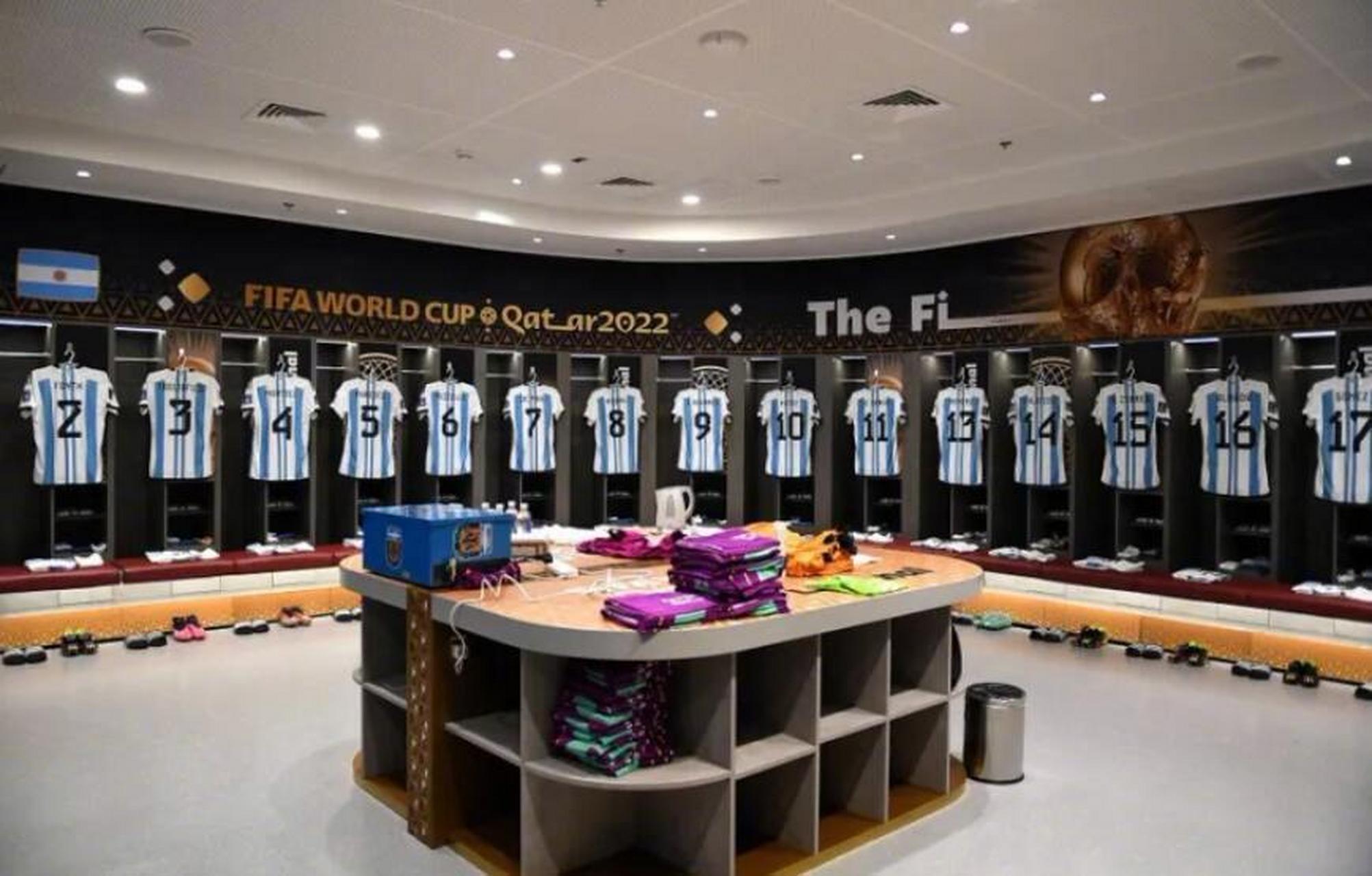 世界杯决赛前,fifa官方晒出了阿根廷更衣室的照片,并配文:"世界杯的