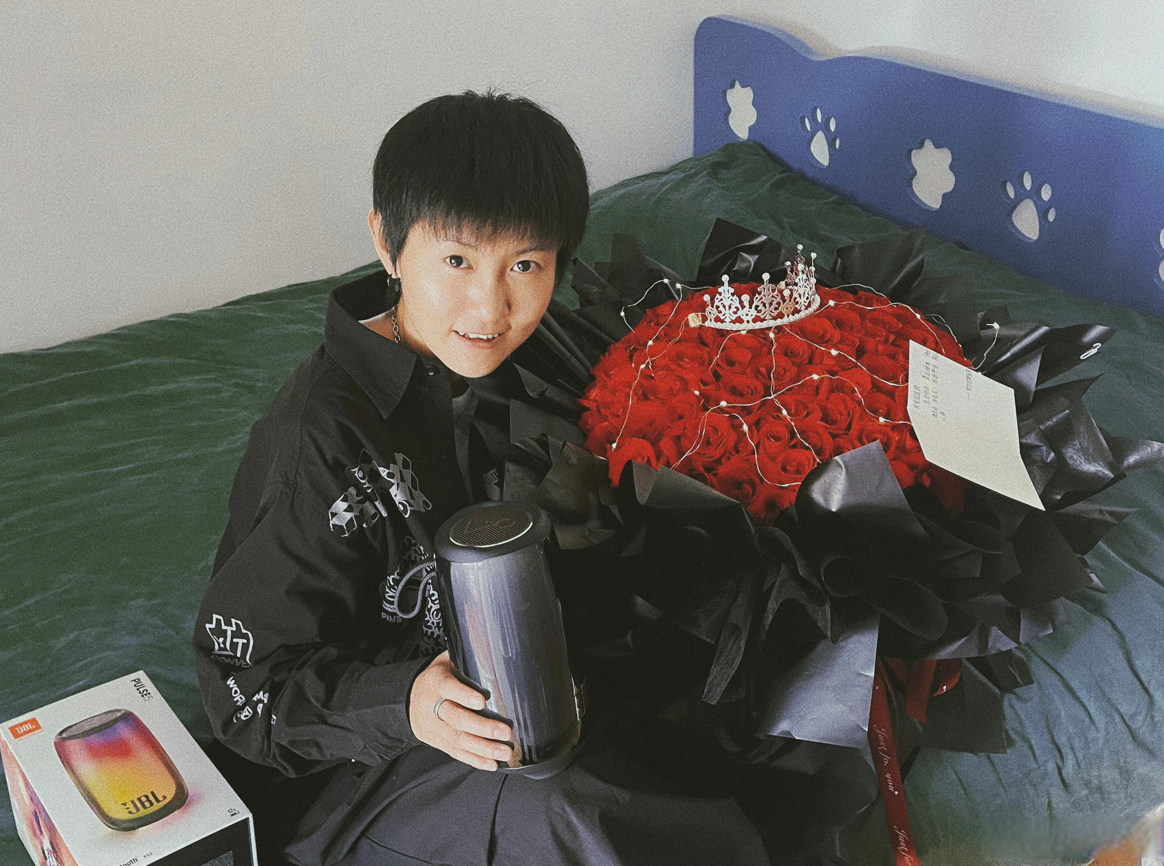 段林希# 谢谢御林军段林希全球后援会 每年的生日都有惊喜 都有花 