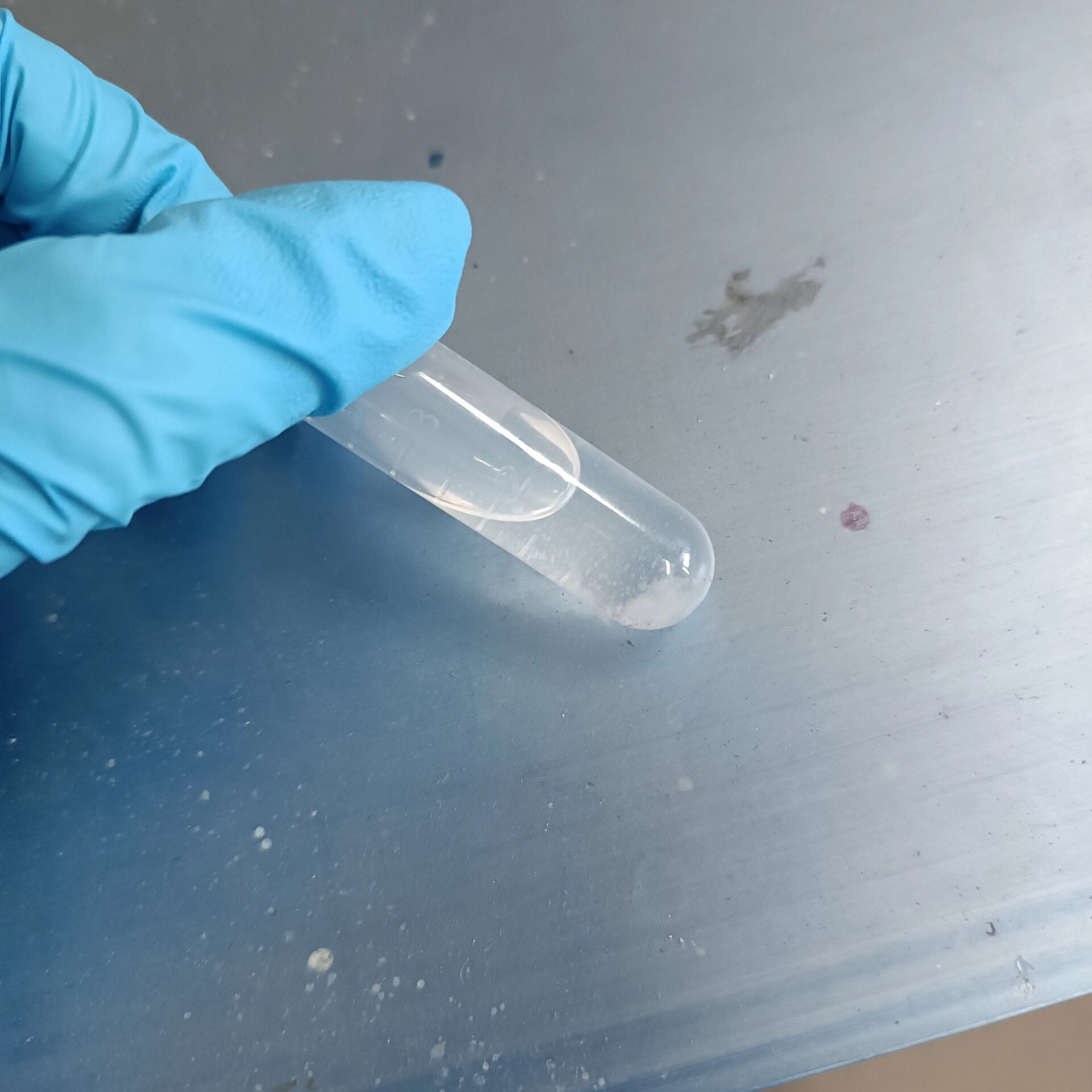 配的油包水乳液里内相变成了像蛋白质变性一样的絮状沉淀了请问有人