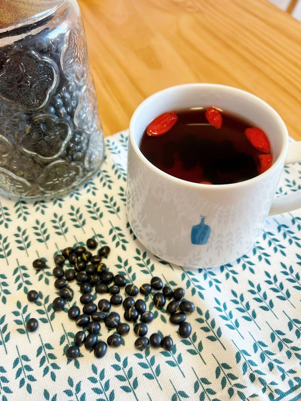 黑豆含有多种氨基酸,油酸,可以满足人体营养需要,活血解毒.