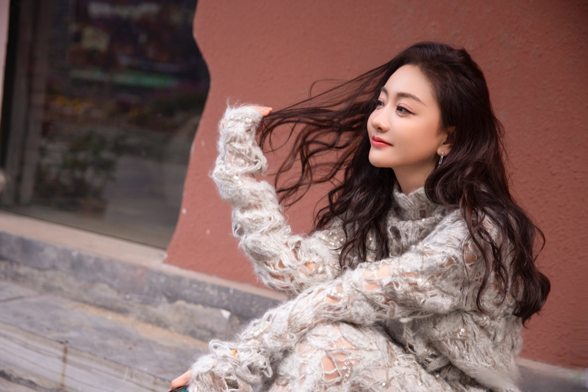 自由静谧,氤氲温柔.欢娱影视演员@杨蓉 最新写真今日释出.