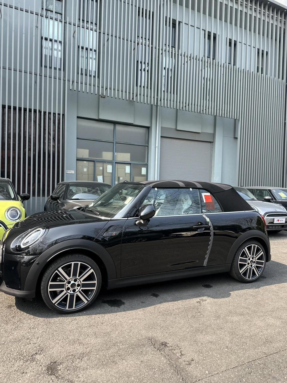 来了 你们喜欢的黑武士 mini敞篷.打开敞篷更加帅气