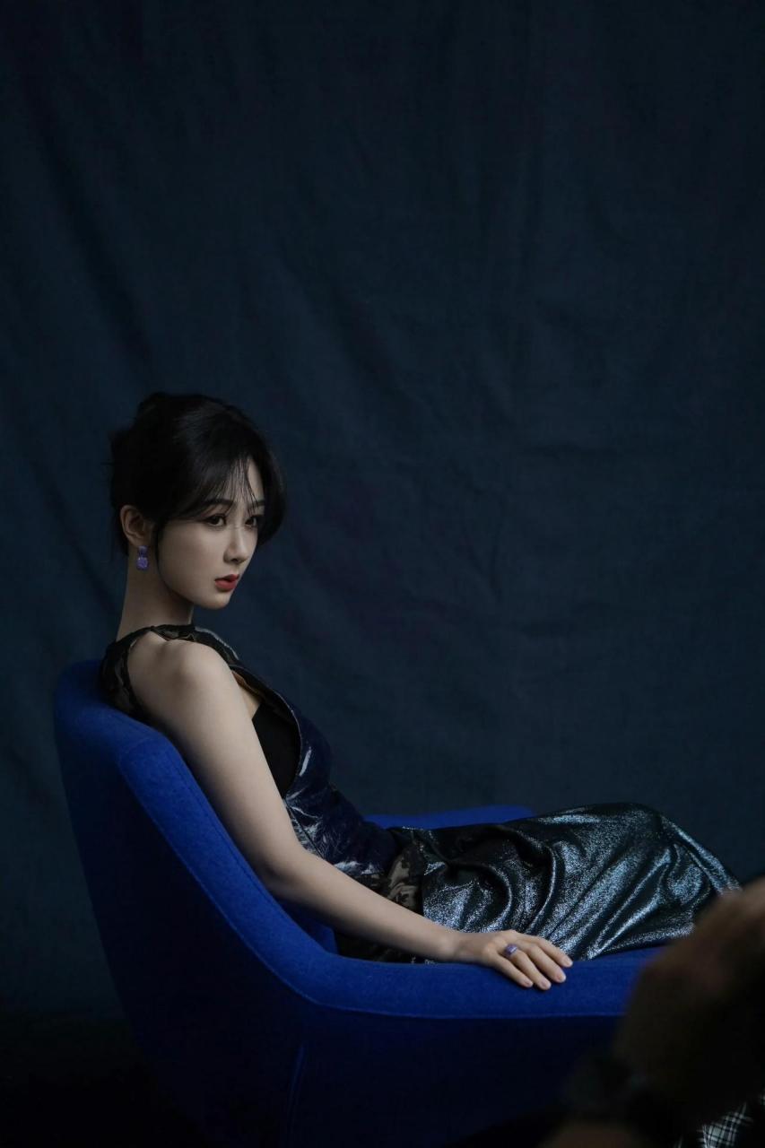 杨紫《人物》封面丝绒红唇妆优雅有气场!