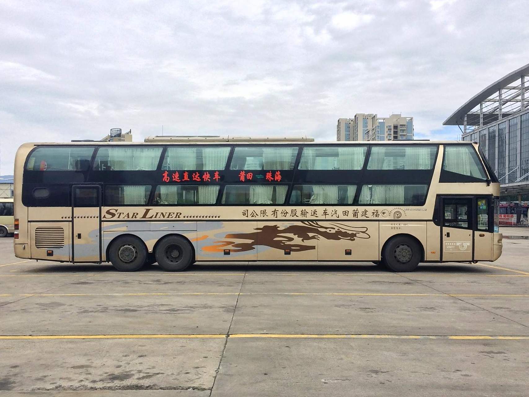 青年尼奥普兰  三轴卧铺客车   谢谢博士们的图片分享