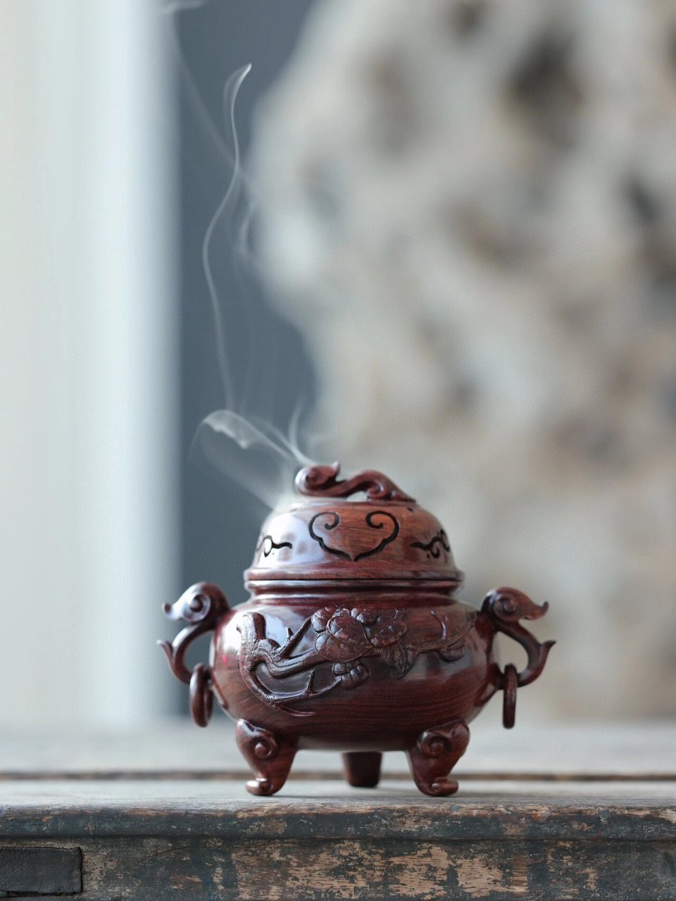海南黄花梨"清趣"三足香炉 二膘料纹理细腻,莹洁通透,炉盖刻如意,线条