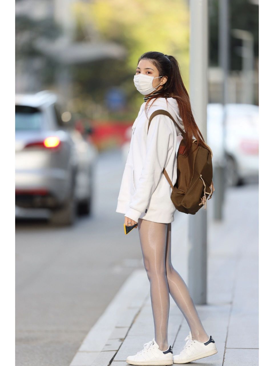 街拍白色卫衣小姐姐 高挑身材搭配丝袜,大长腿格外亮眼.