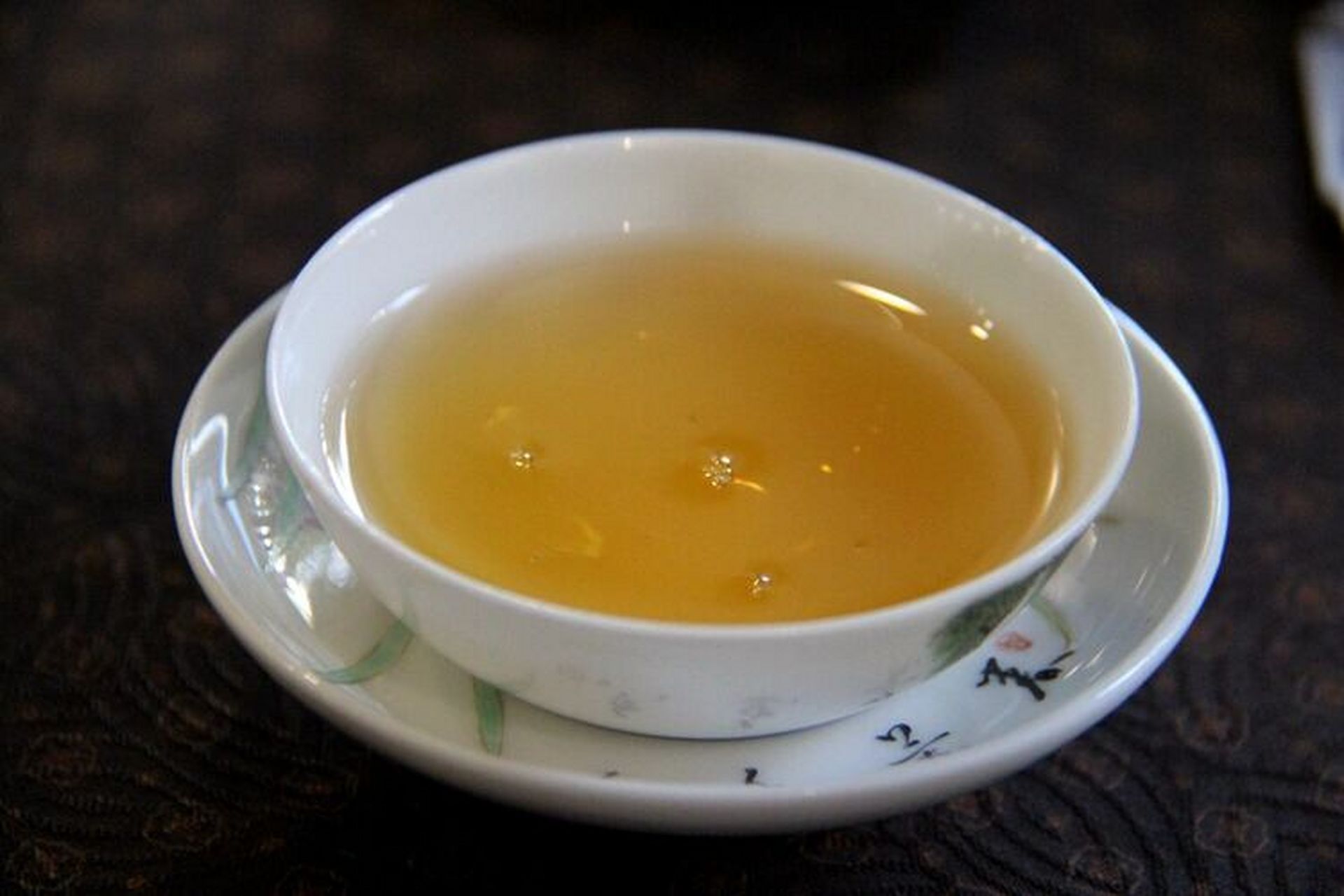 从茶汤颜色认识铁观音 不同发酵程度,不同烘焙程度的铁观音汤色 小桃