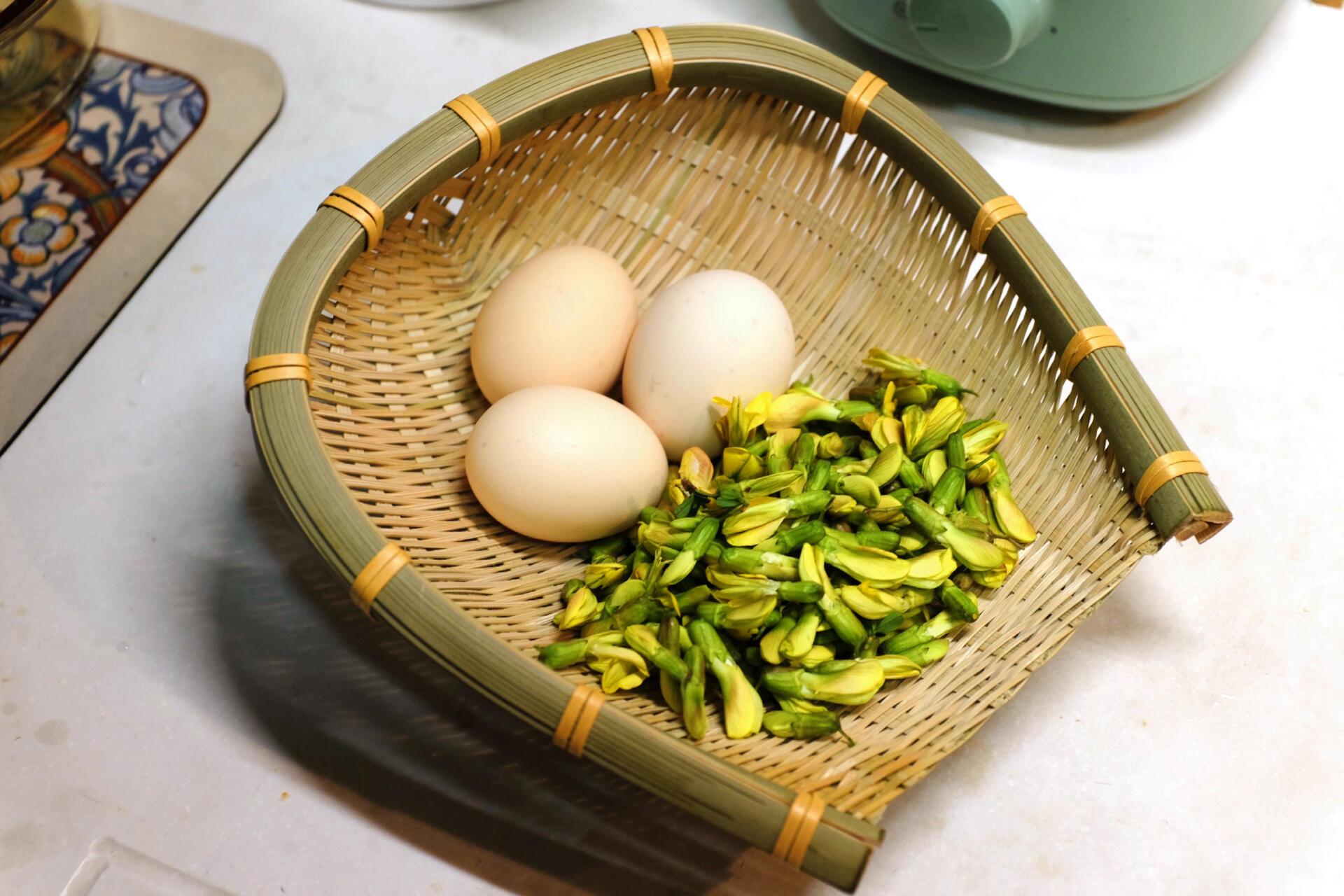 不时不食·金雀花煎鸡蛋    金雀花学名锦鸡儿.