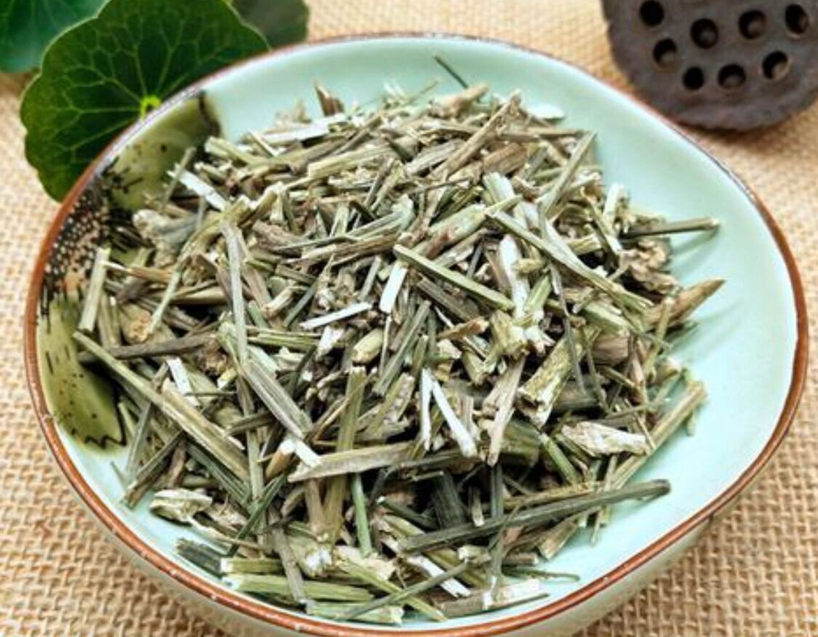 不背中药之穿心莲 《中华药海》云:"花形似莲,其花蕊穿心而过,故名