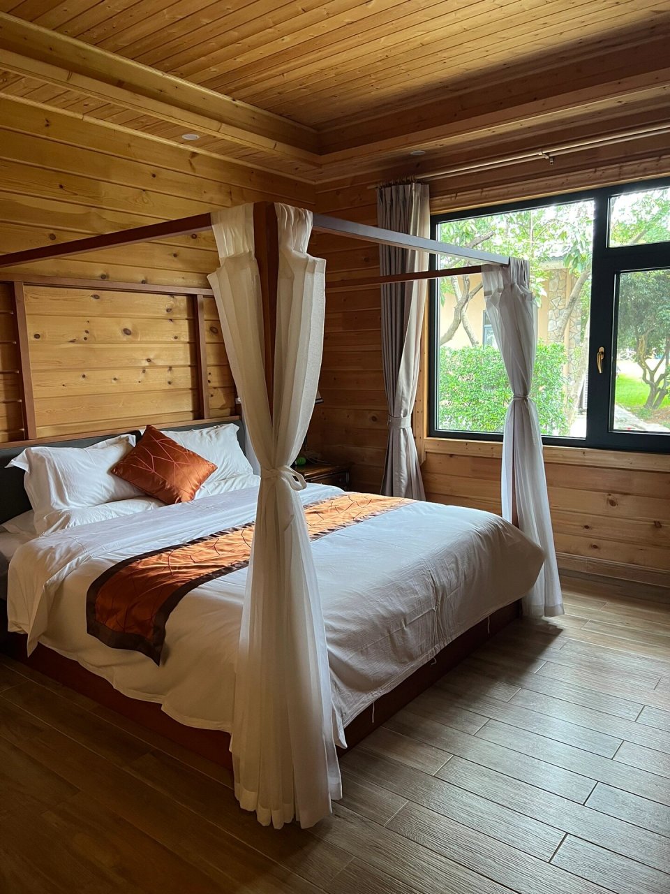 一个好美的地方,在佛灵湖附近,以前从来没有来过,还有别墅类型的民宿