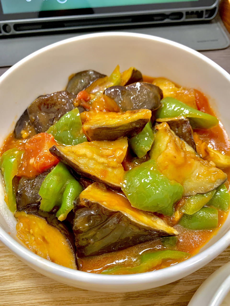 96【西红柿炒茄子】 98所需食材:一根小茄子,一个西红柿,一棵青椒