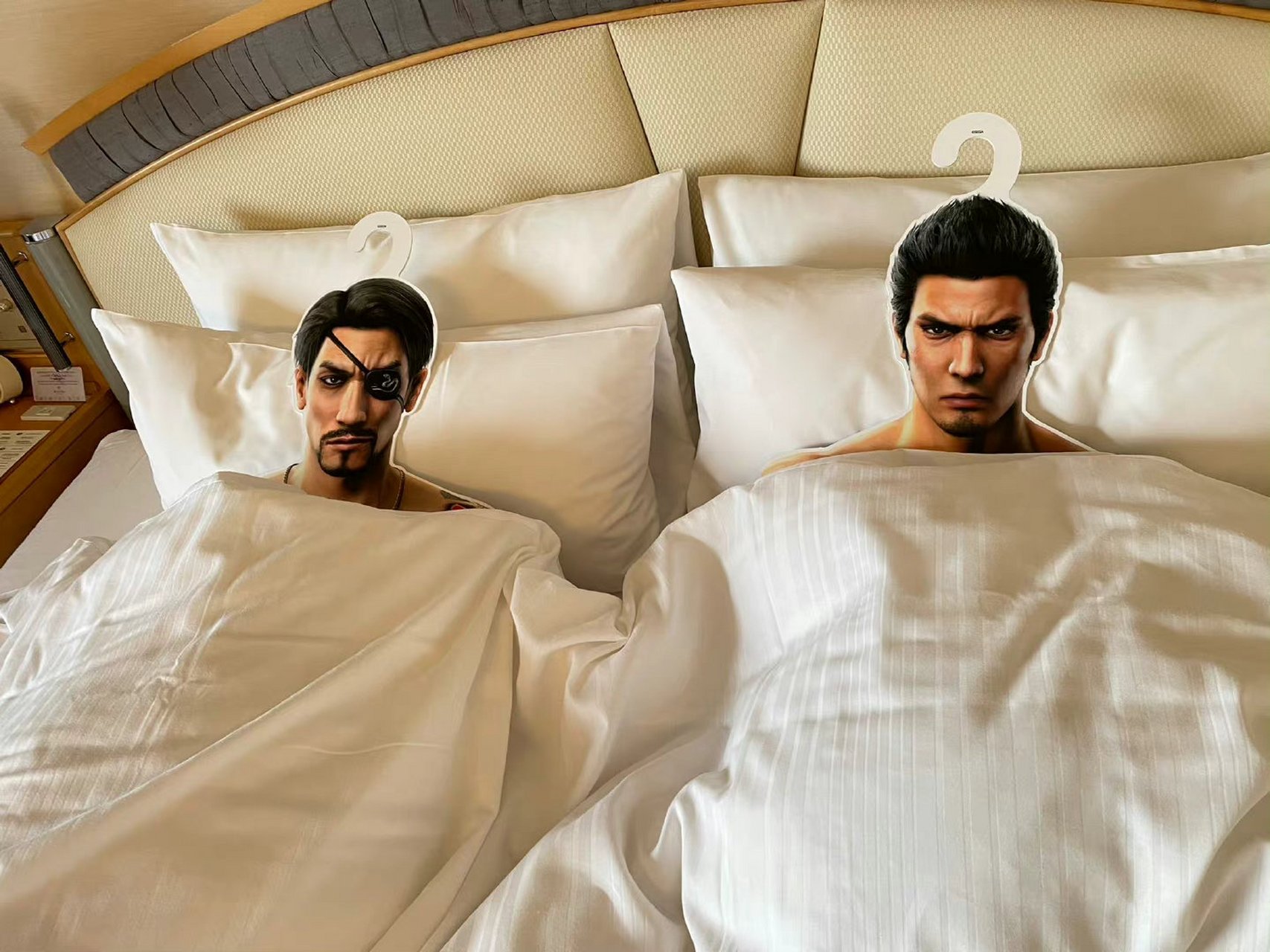 真岛吾朗和桐生一马的衣架新用途……[喵喵]  via twi narisawaina