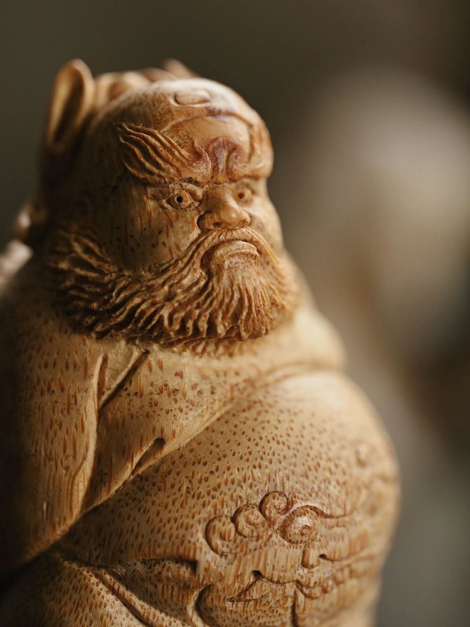 竹雕"钟馗" 琢刻髯须张扬,细节神情到位,尽显钟馗神采.