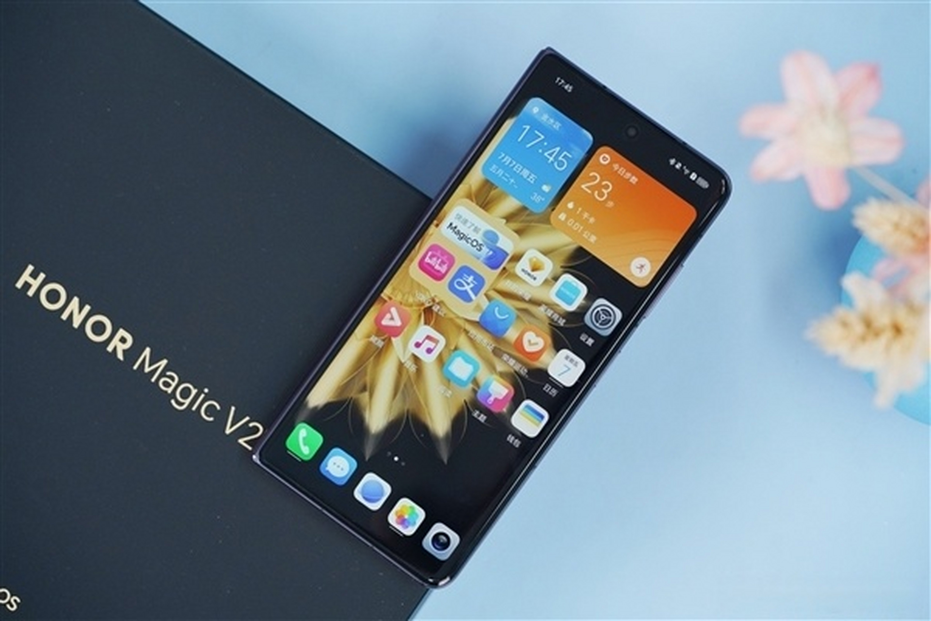 今天上午10:08荣耀magic v2将迎来首销,8999元起.