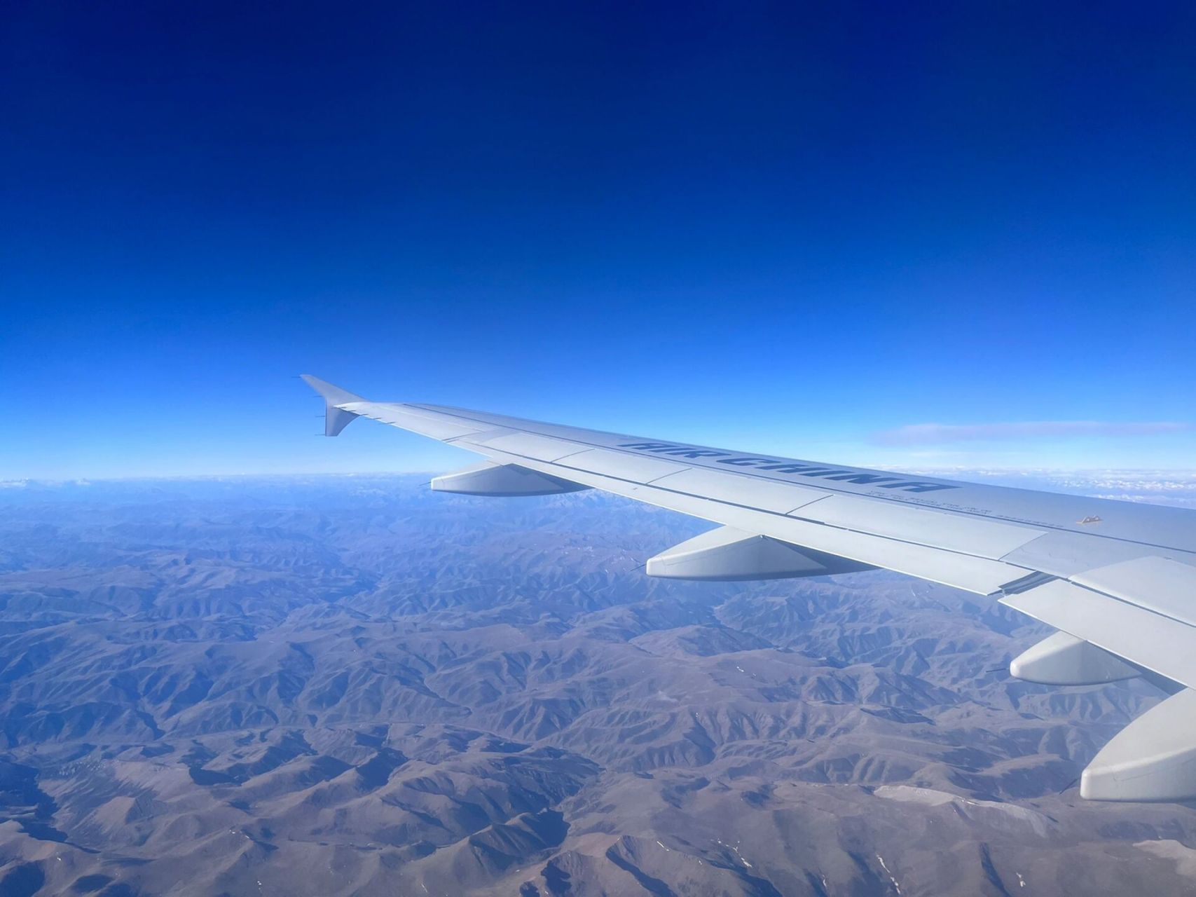 飞机选座参考—空客319-100 每一排都有窗户,27a是倒数第4排,9615