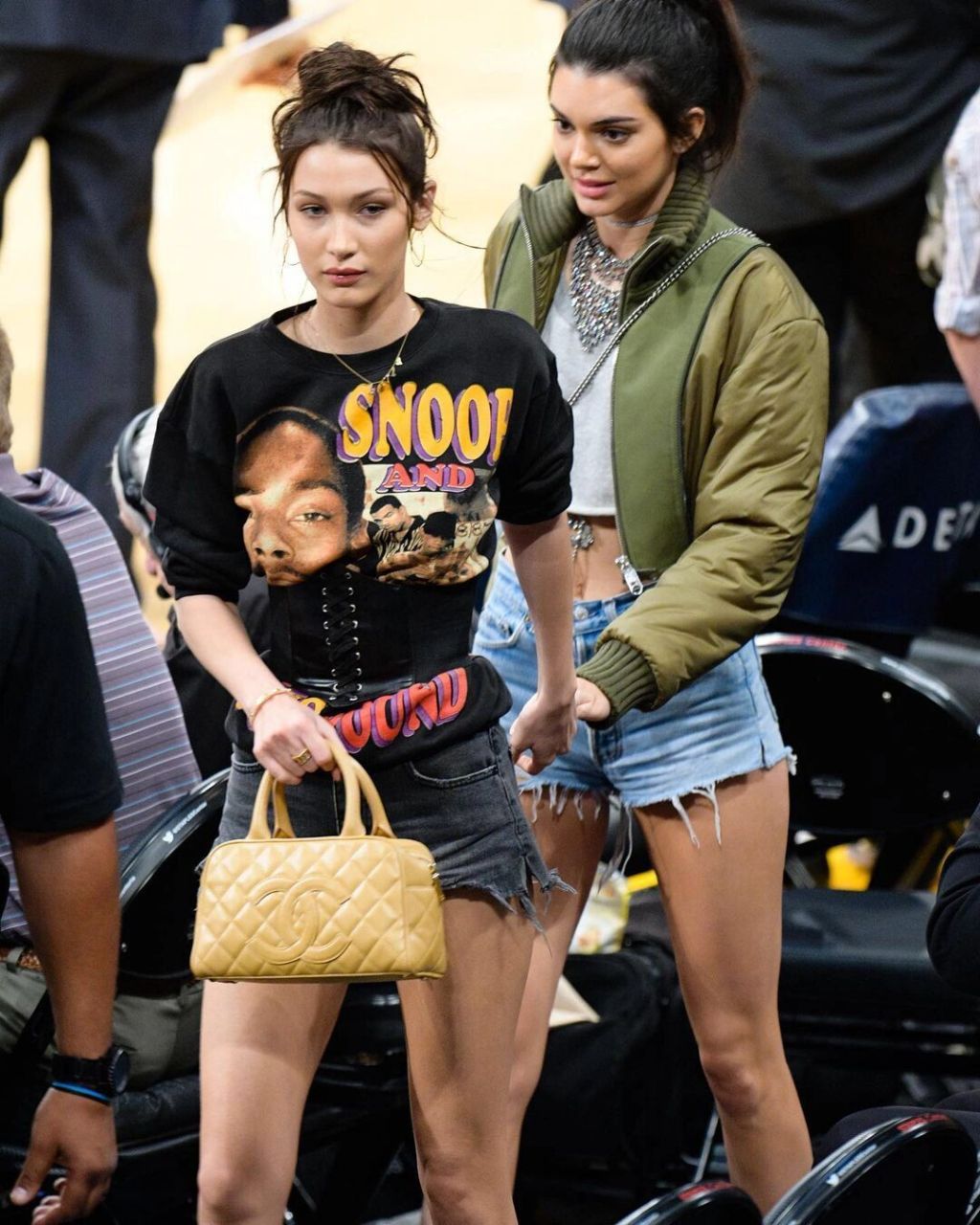 没有布克的比赛,前排总感觉少了很多亮点 最近在度假的布克和肯豆经常