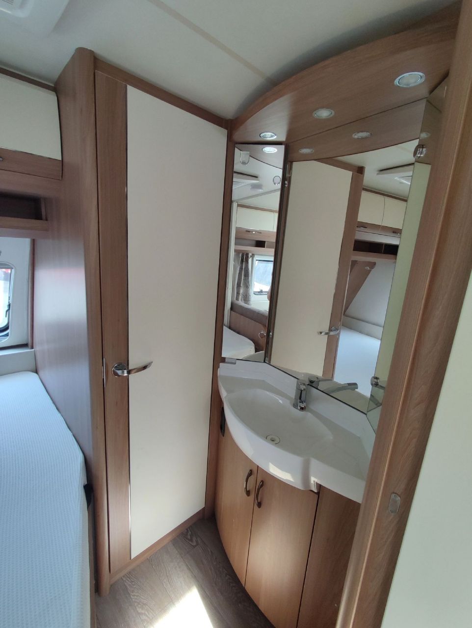 18万,二手hobby豪彼400德国进口拖挂房车.