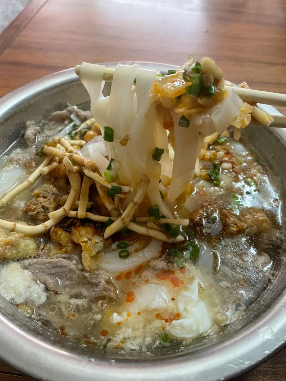 河池煮粉的魅力,从这碗清汤寡水的米粉说起… 宜州有很多割肉煮粉,两