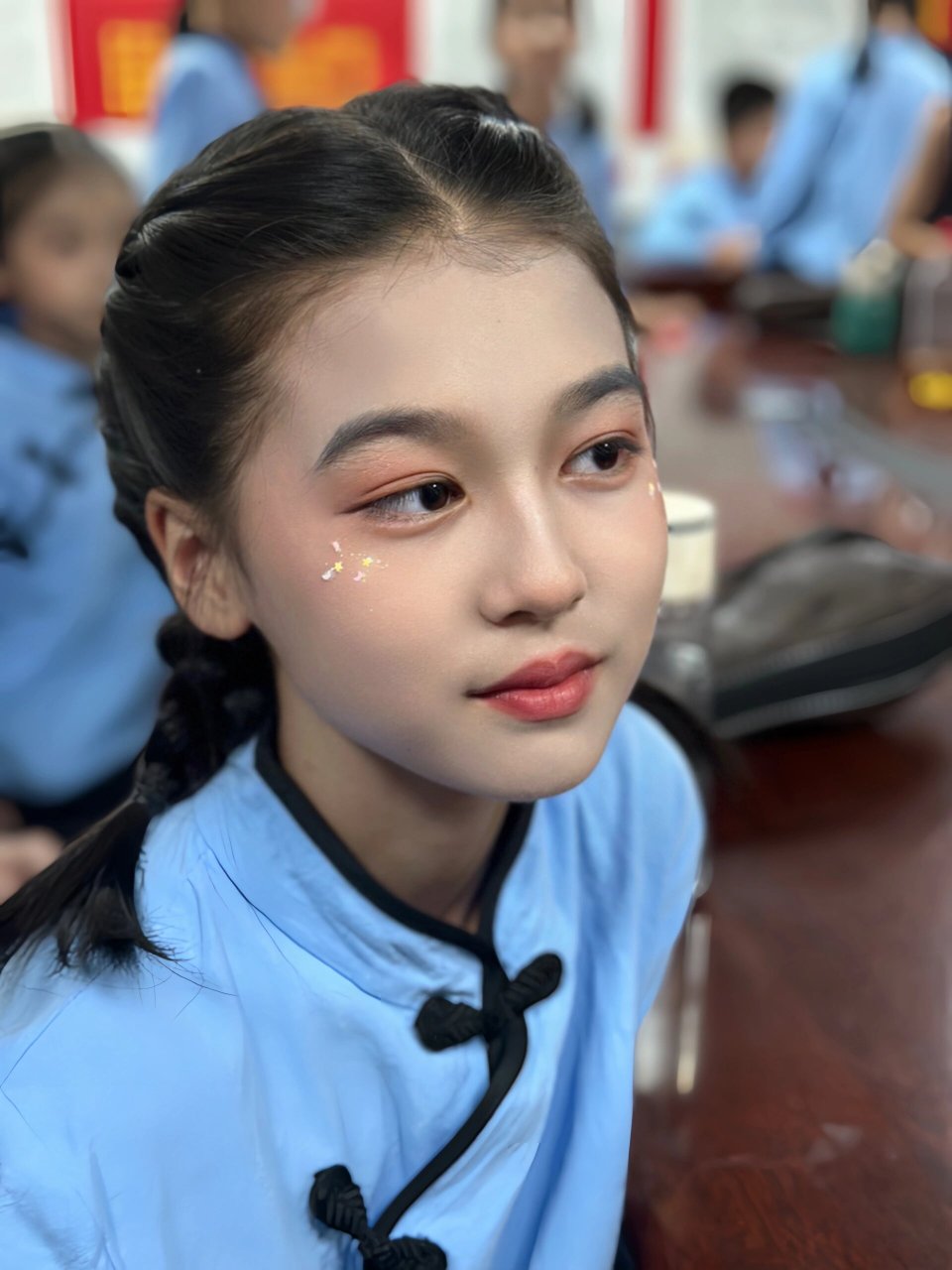 这期学生真的太有爱了 今天是给这群学生化的民国风妆造,现在的小学生
