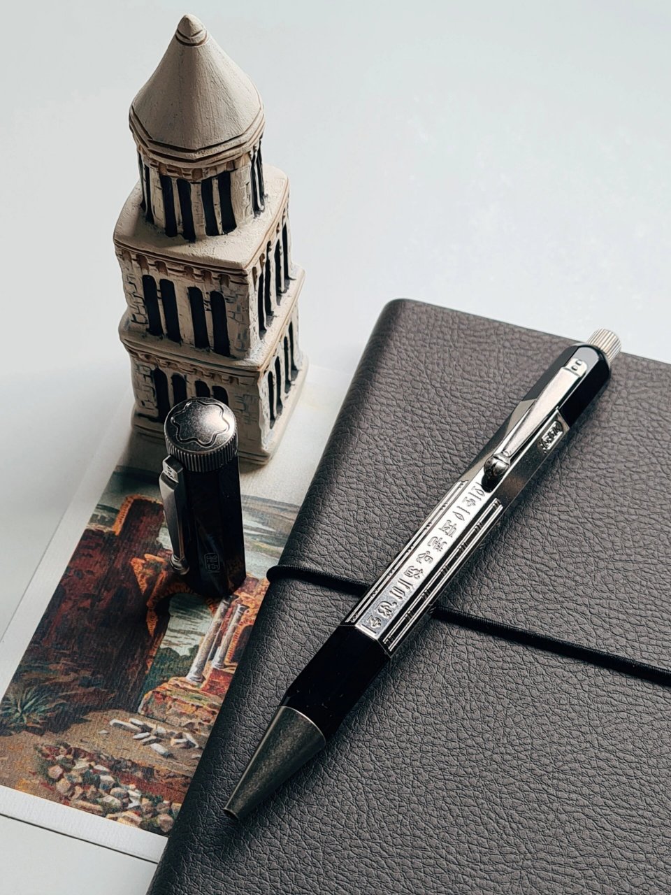 不得不承认,单从外观上来看,万宝龙埃及迷情圆珠笔金属版比起它的钢笔