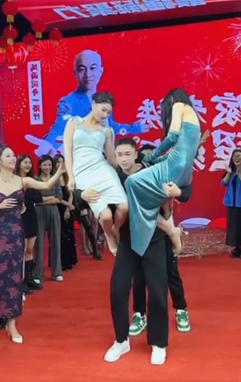 一手托一名美女做蹲起,刘二狗健身没少练 网红主播刘二狗自从与前任"