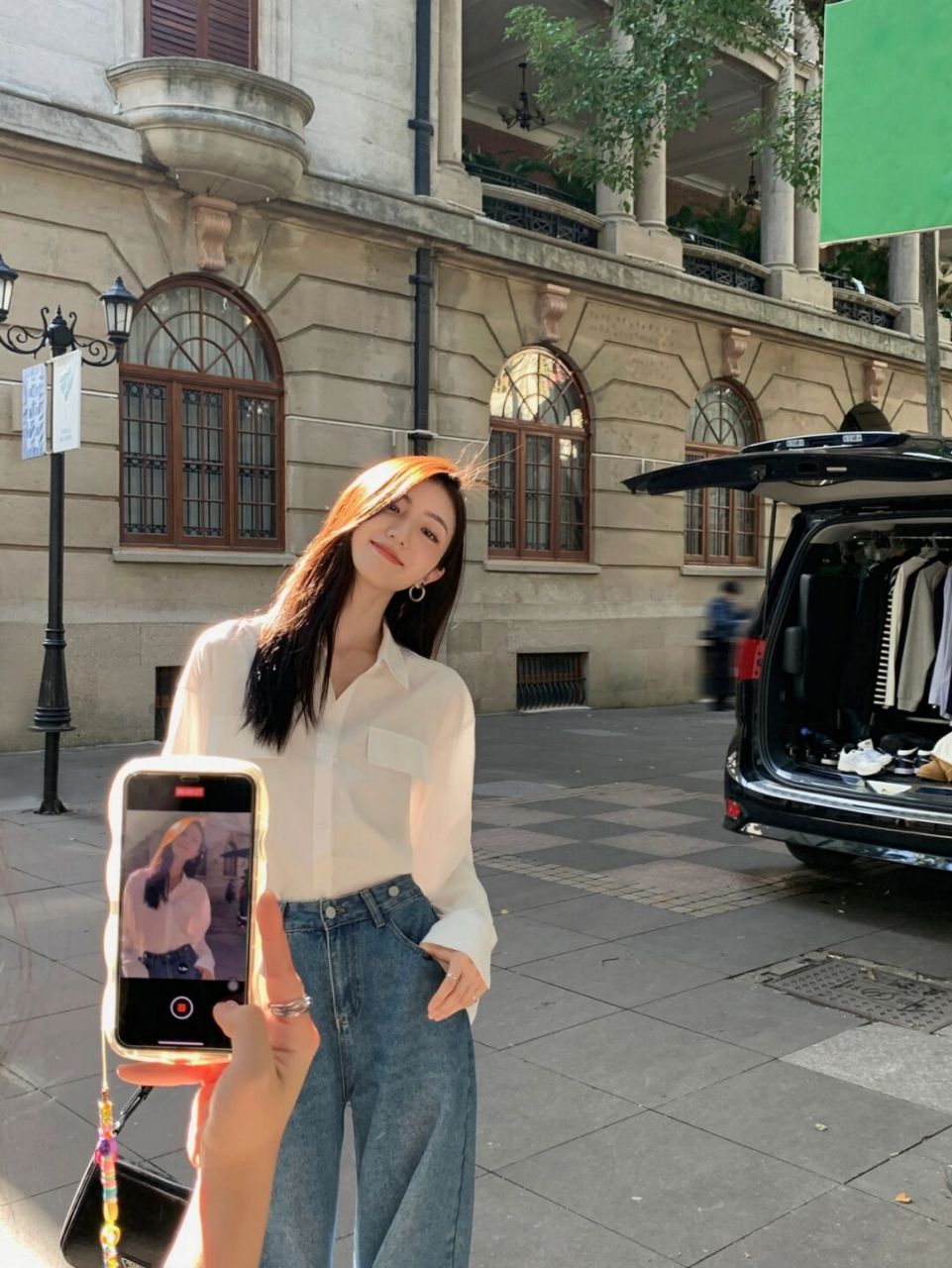 赵雪儿心中一阵冷笑,眼神中闪过一阵鄙夷,挪开了目光.