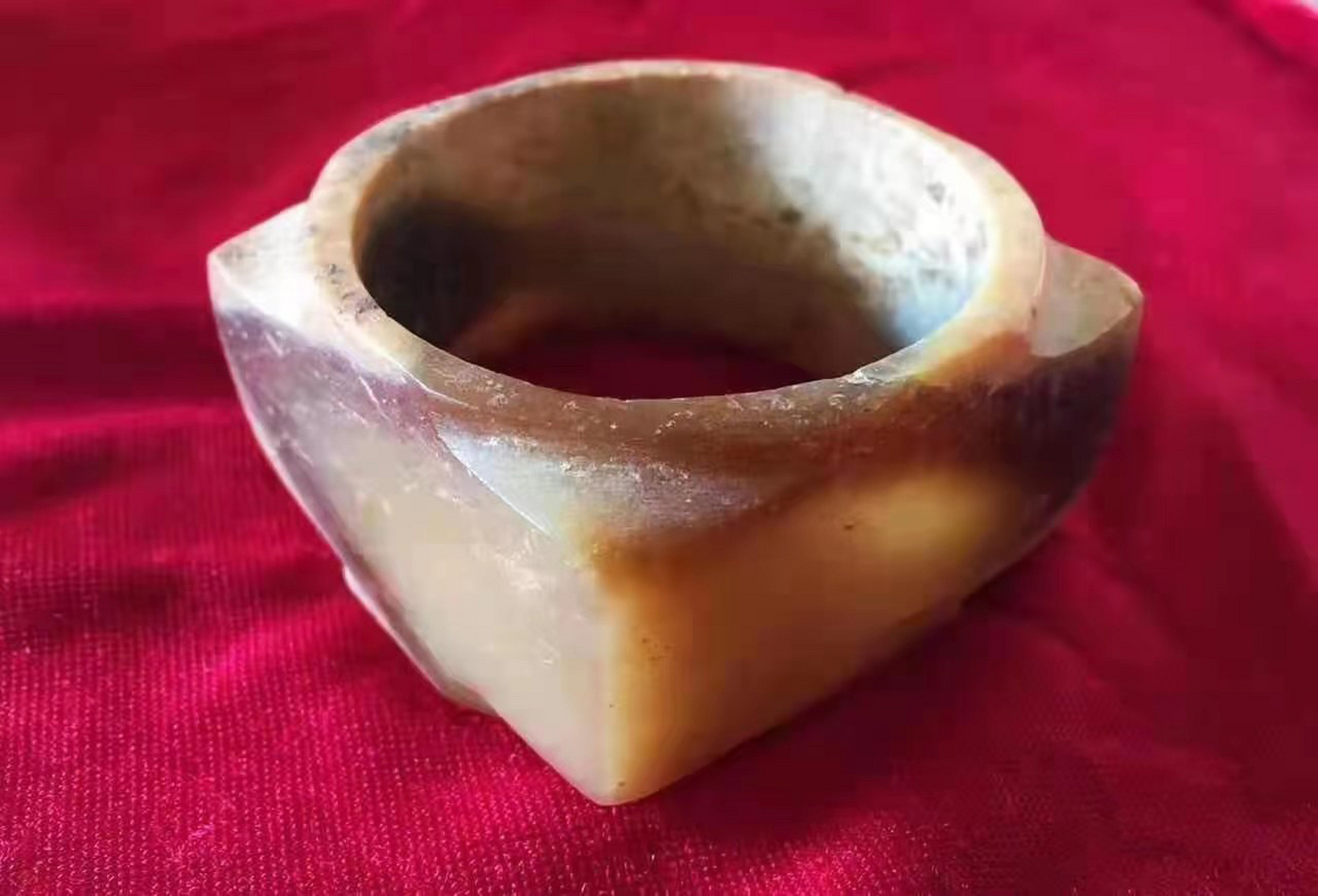 玉琮漫谈 玉琮是一种内圆外方的筒型玉器,一般在圆孔两端有"射"长出方