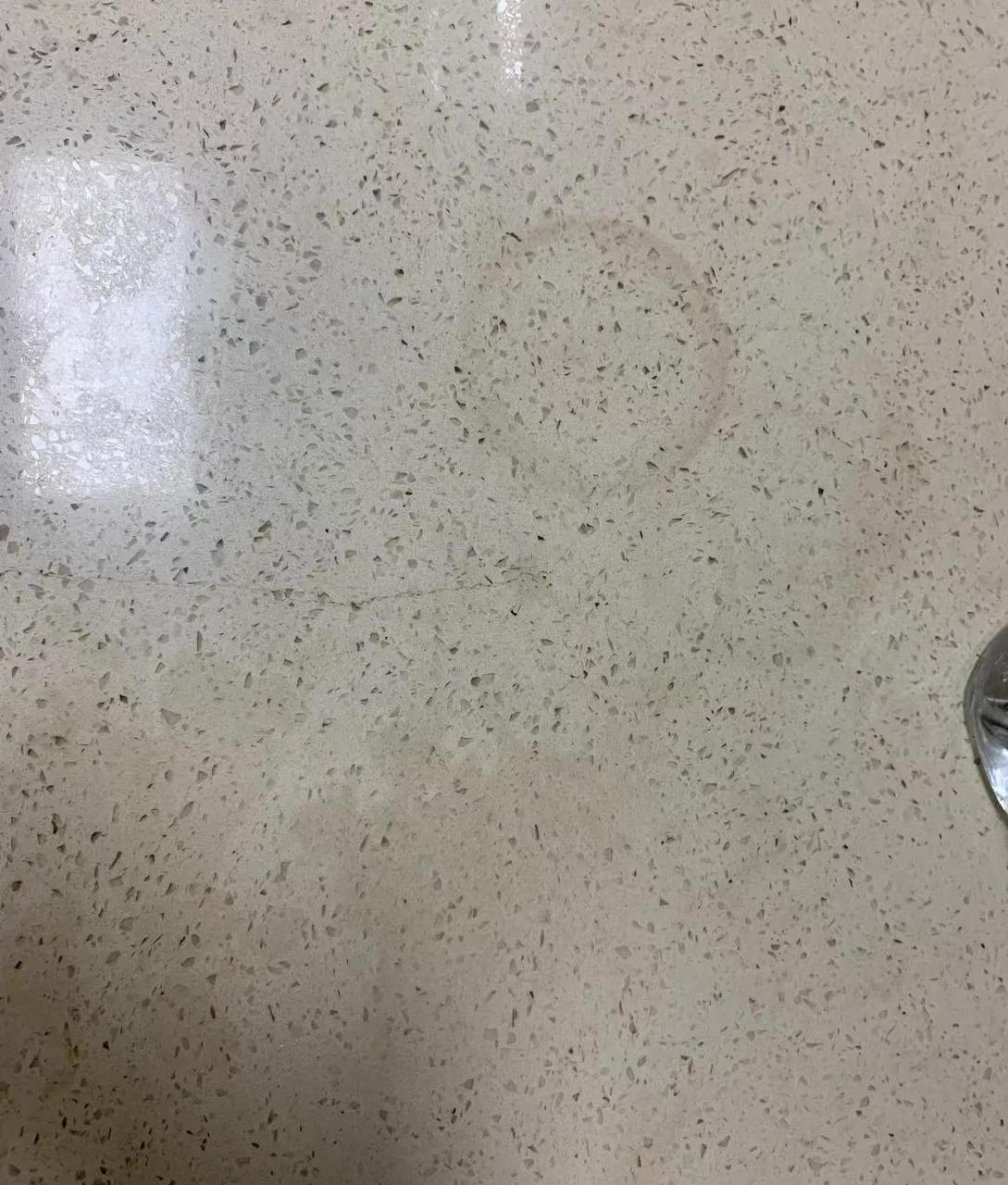 石英石台面真的鸡肋,好多地方都渗色了[泣不成声] 擦也擦不掉,看着脏