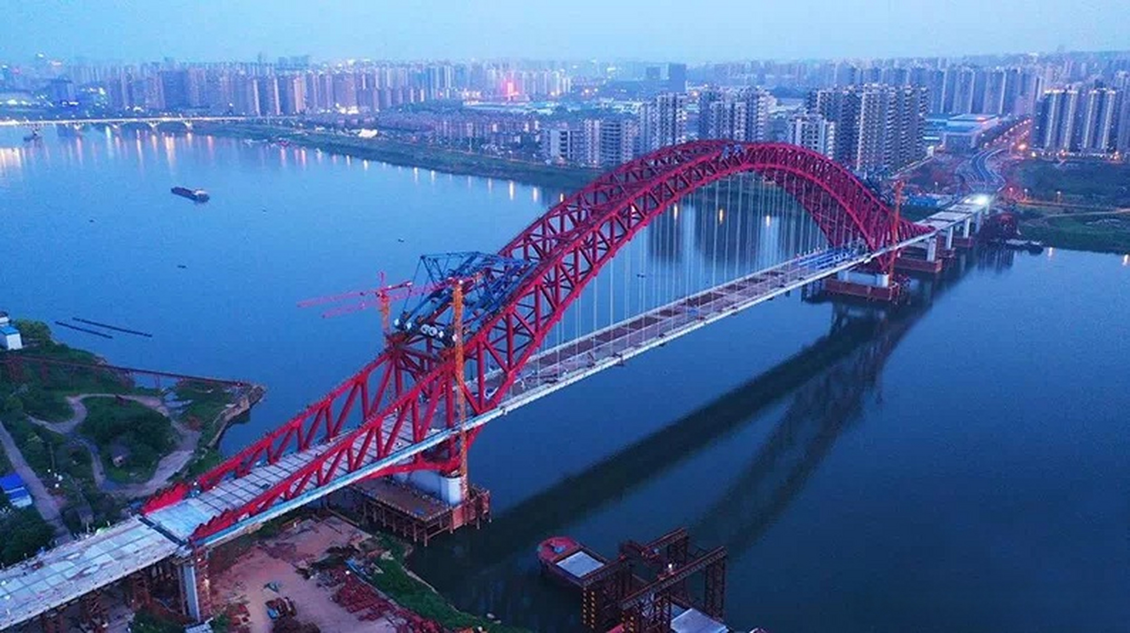 连接石峰区与天元区的株洲清水塘大桥主梁顺利合龙