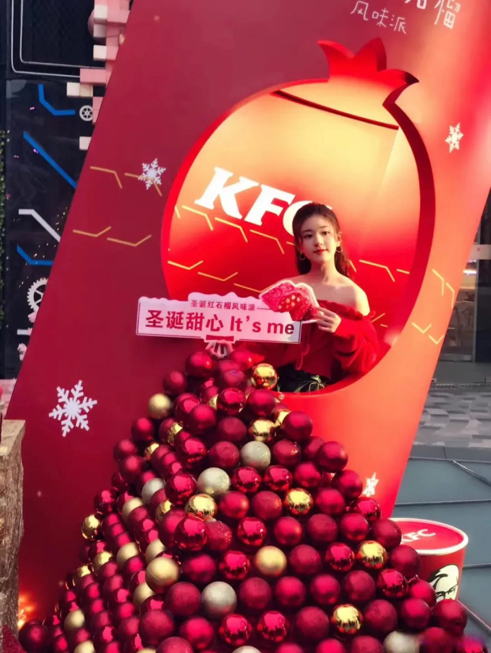 赵露思刚出道那会儿,出席kfc肯德基活动的生图超级甜美,腿又细又直,很