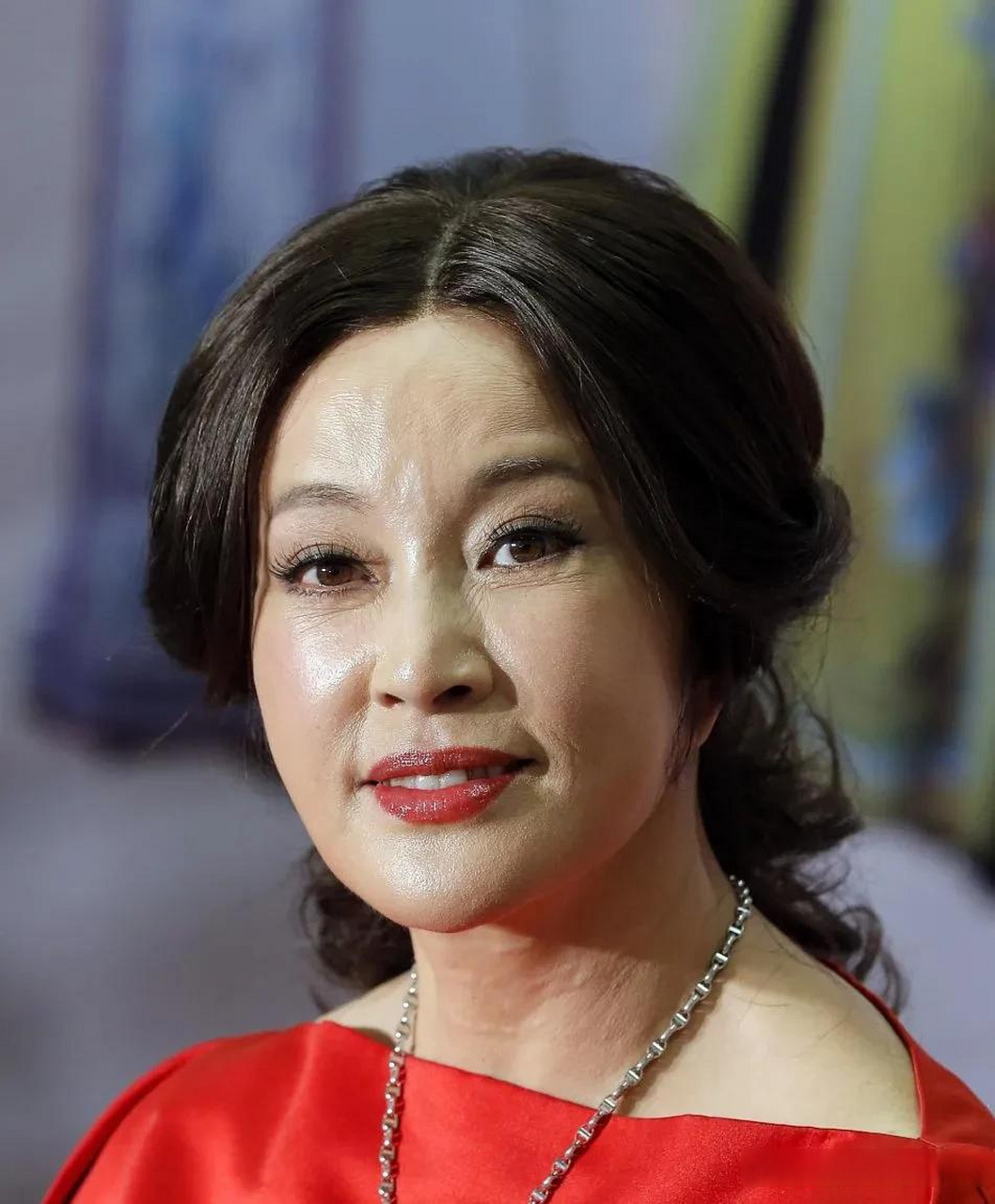 近期,演员刘晓庆因"卖字"事件引发了广泛热议.