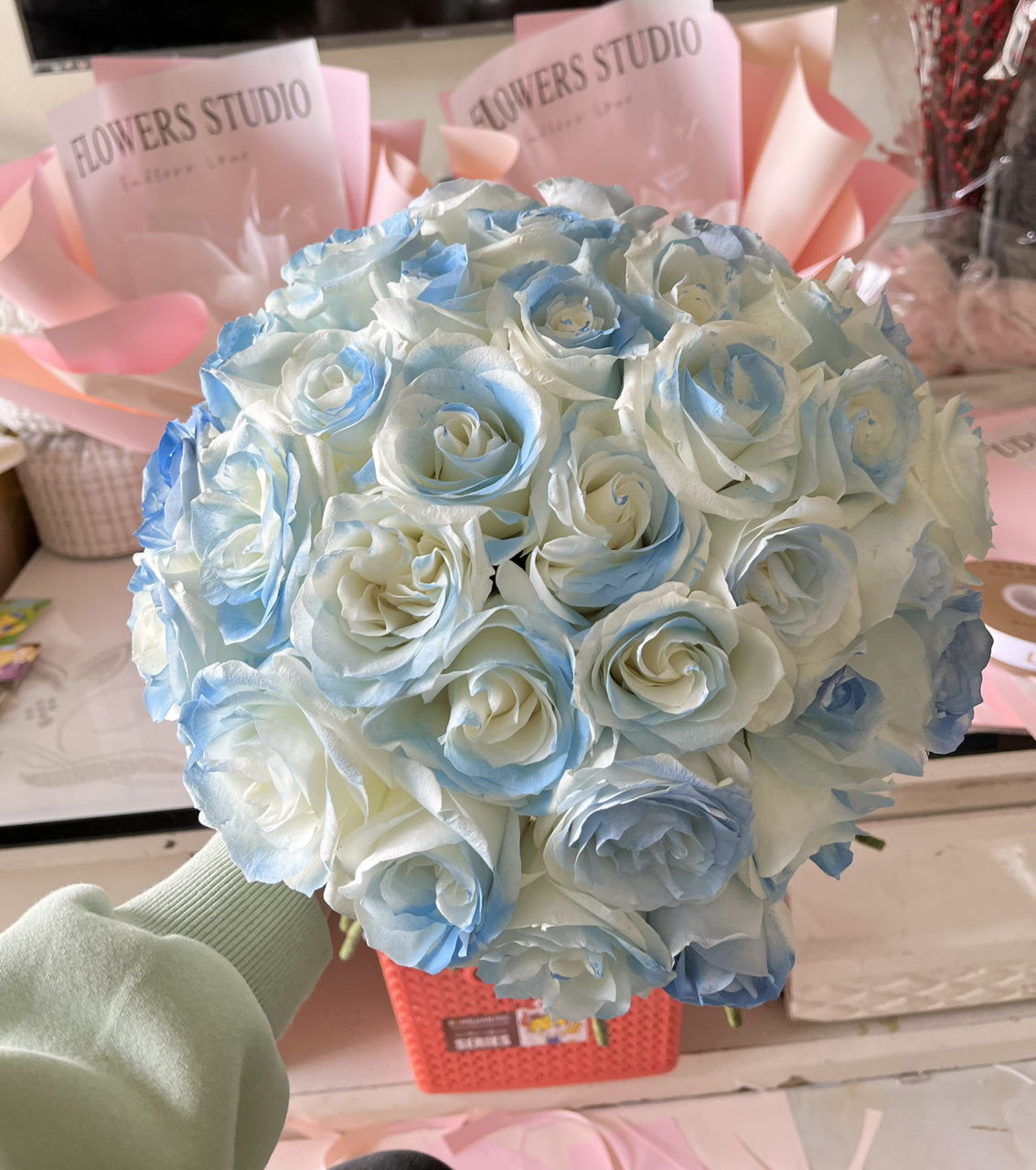 33支碎冰蓝花束98 碎冰蓝玫瑰的花语是:送给你的希望是星辰大海.