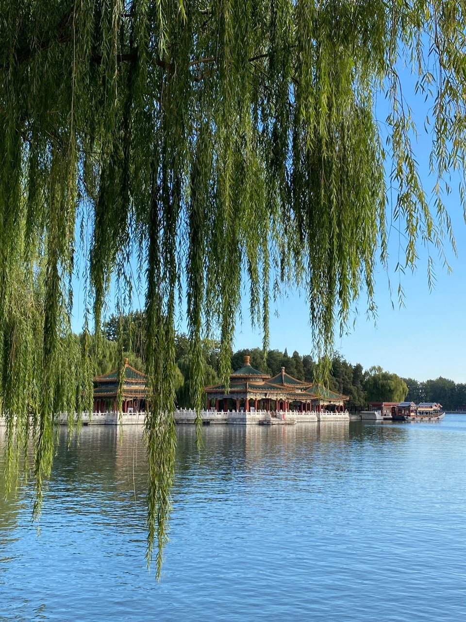 北海公园五龙亭 五龙亭,皇家气派十足,雍容大气,湖边盛景.